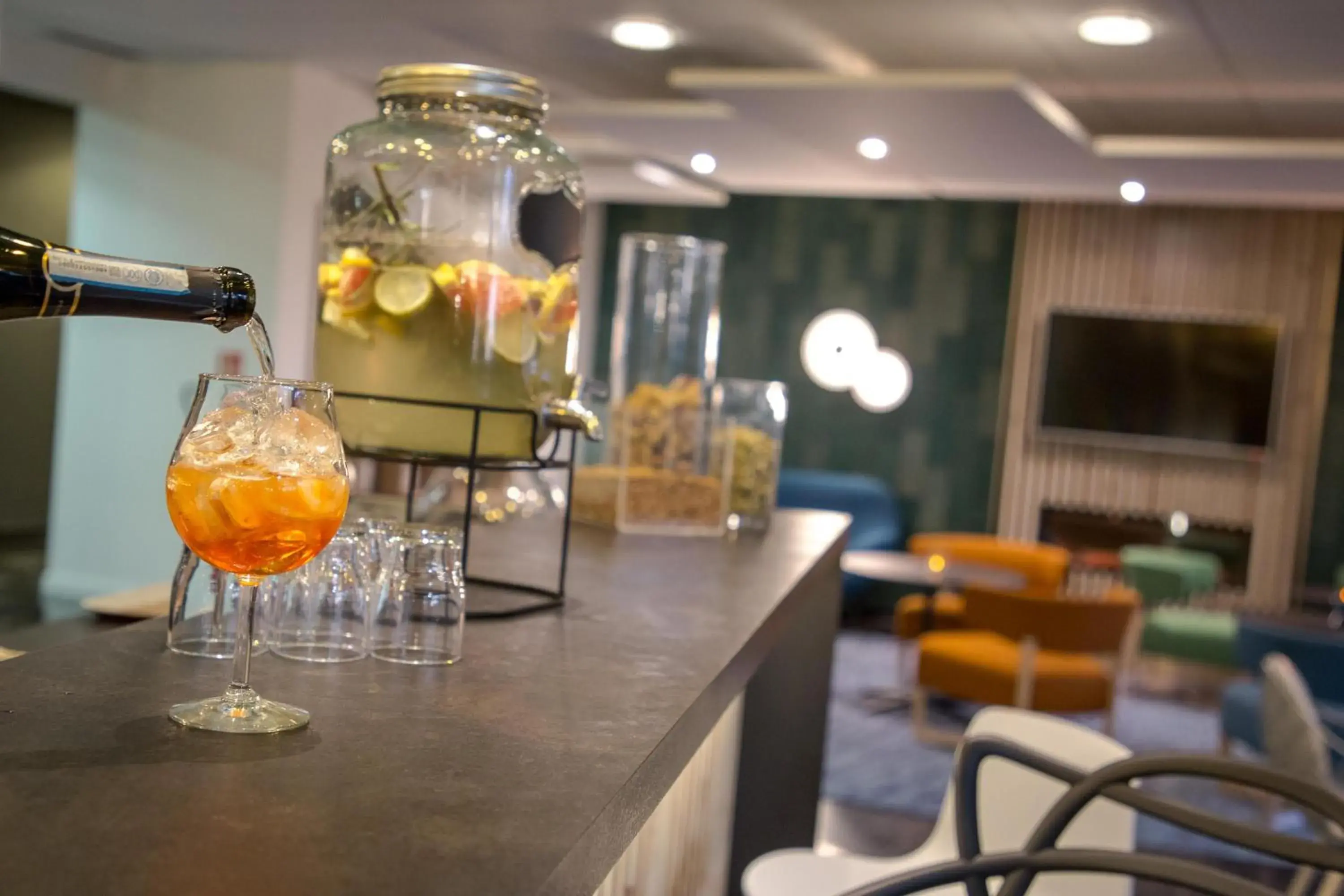 Lounge or bar in Ibis Cavaillon Portes du Luberon Lounge or bar in Ibis Cavaillon Portes du Luberon
