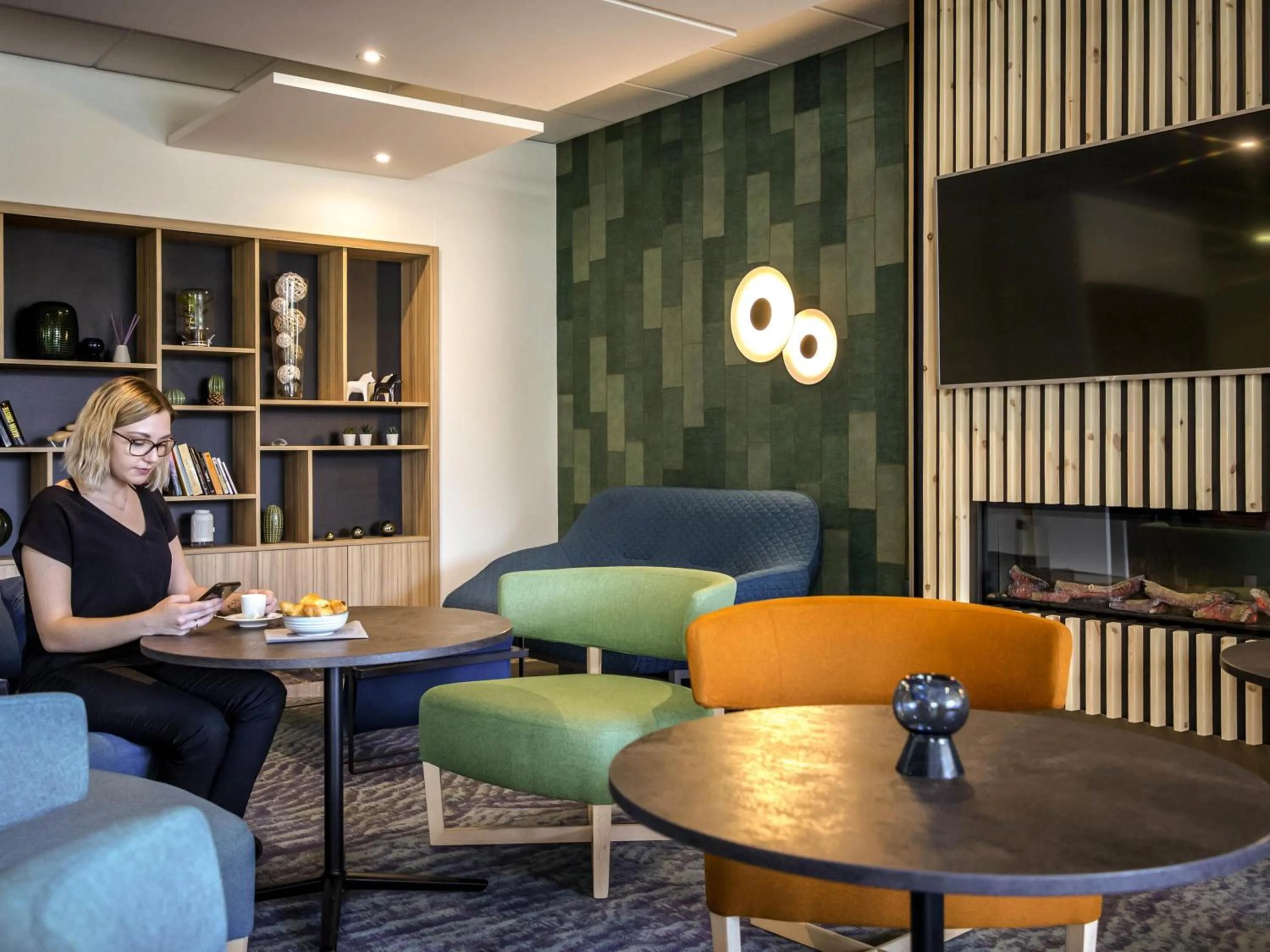 Lounge or bar in Ibis Cavaillon Portes du Luberon