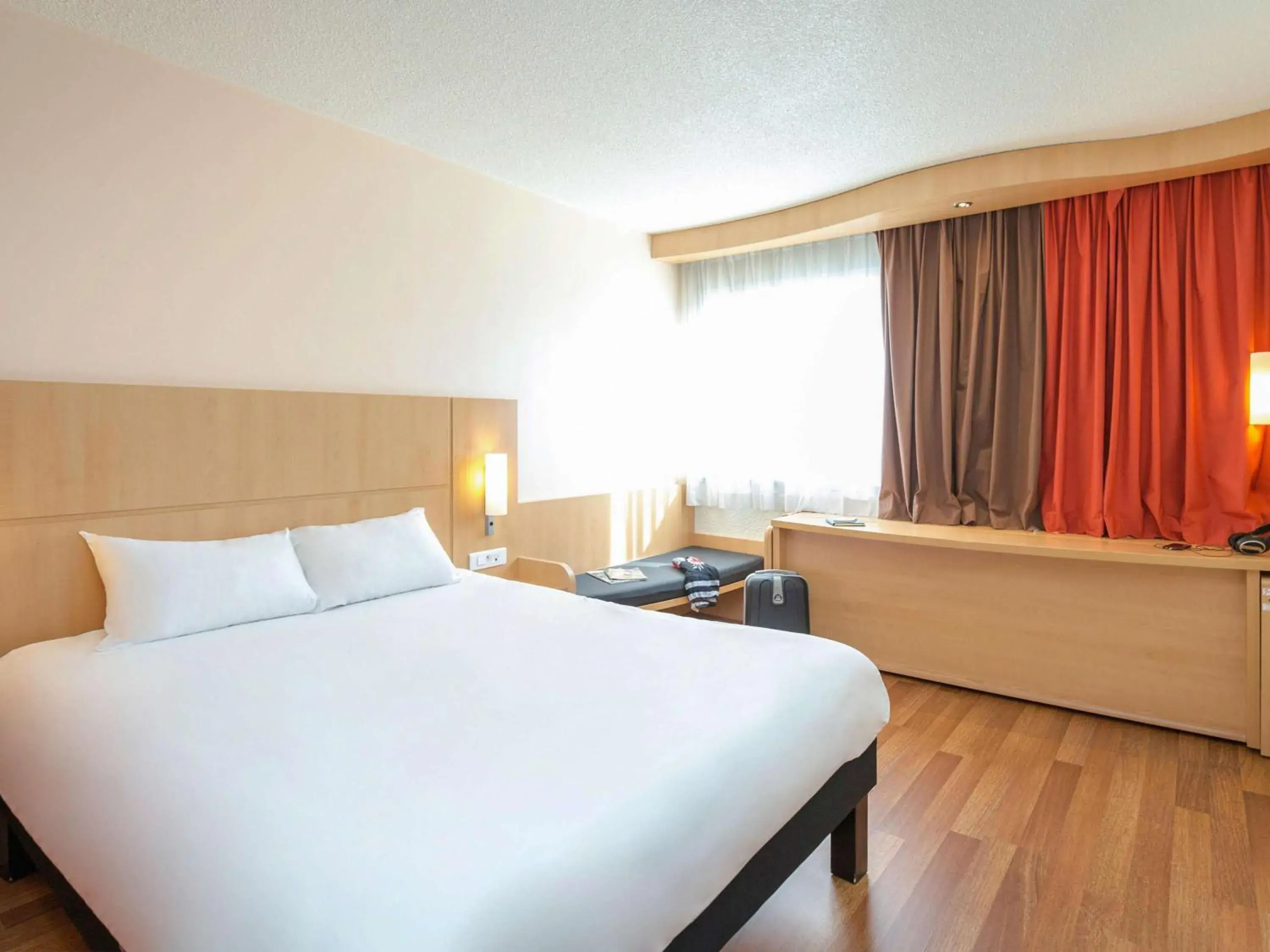 Bedroom, Bed in Ibis Cavaillon Portes du Luberon Bedroom, Bed in Ibis Cavaillon Portes du Luberon