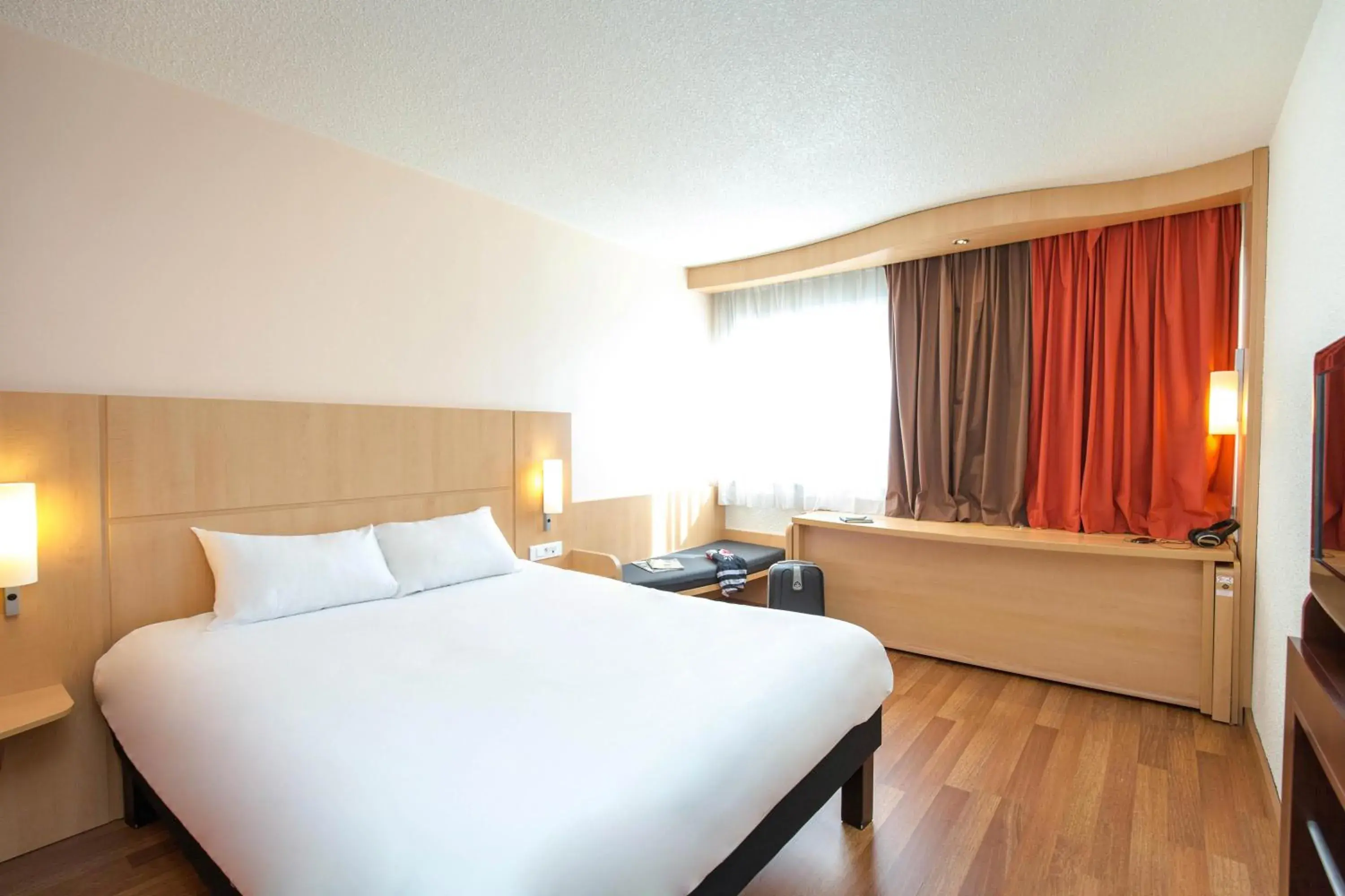 Bedroom, Bed in Ibis Cavaillon Portes du Luberon Bedroom, Bed in Ibis Cavaillon Portes du Luberon