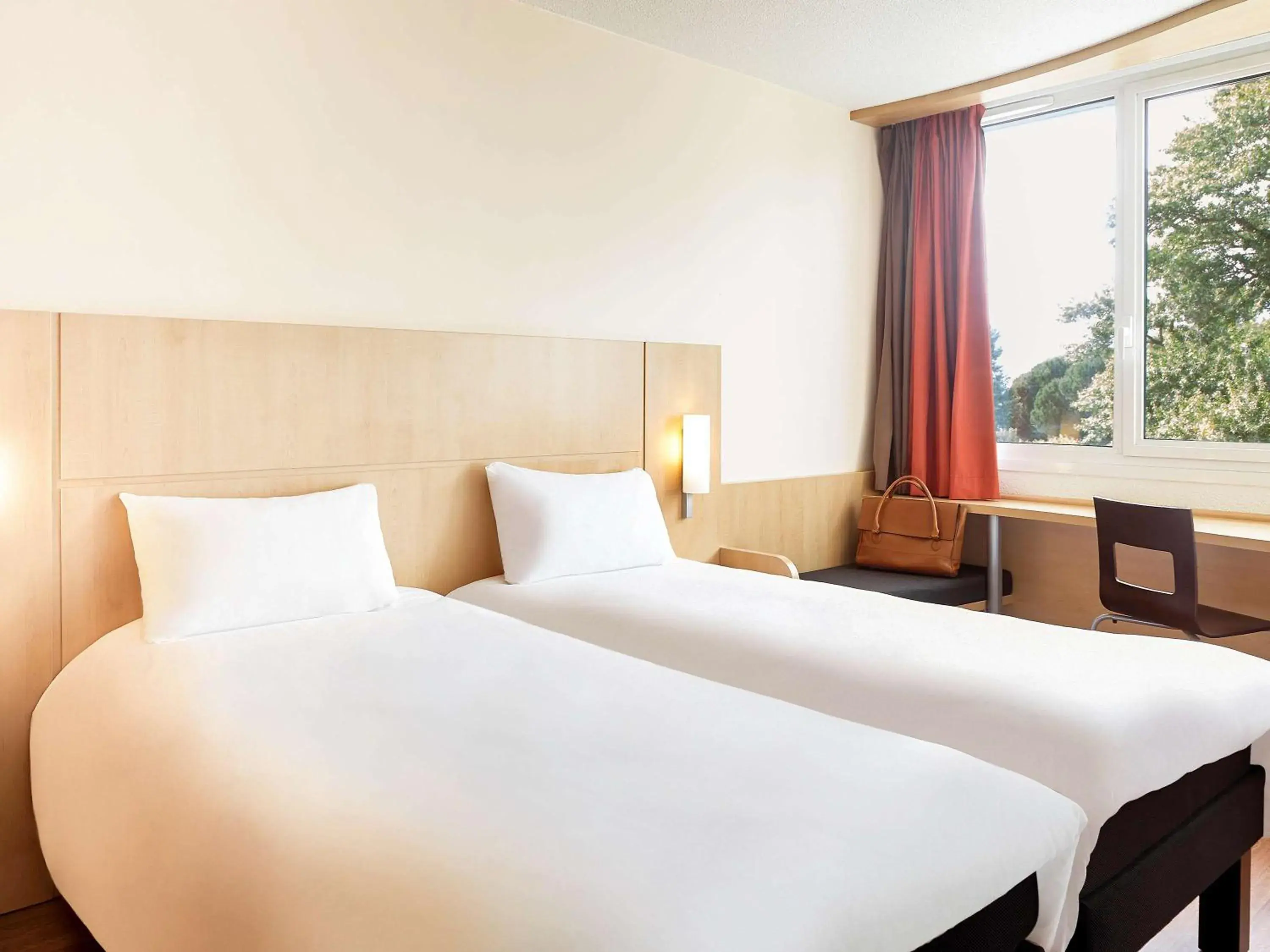 Photo of the whole room, Bed in Ibis Cavaillon Portes du Luberon Photo of the whole room, Bed in Ibis Cavaillon Portes du Luberon