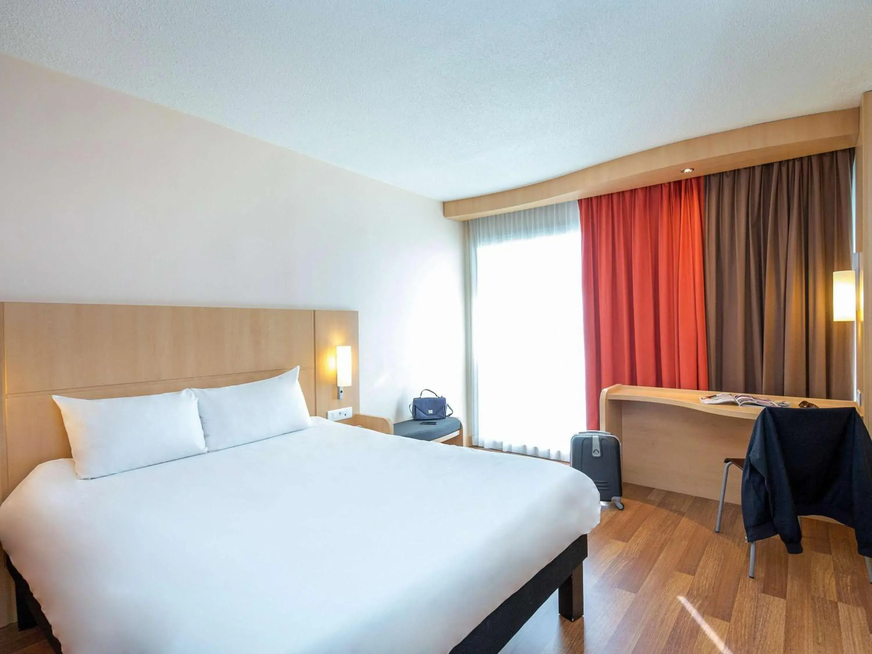 Bedroom, Bed in Ibis Cavaillon Portes du Luberon Bedroom, Bed in Ibis Cavaillon Portes du Luberon