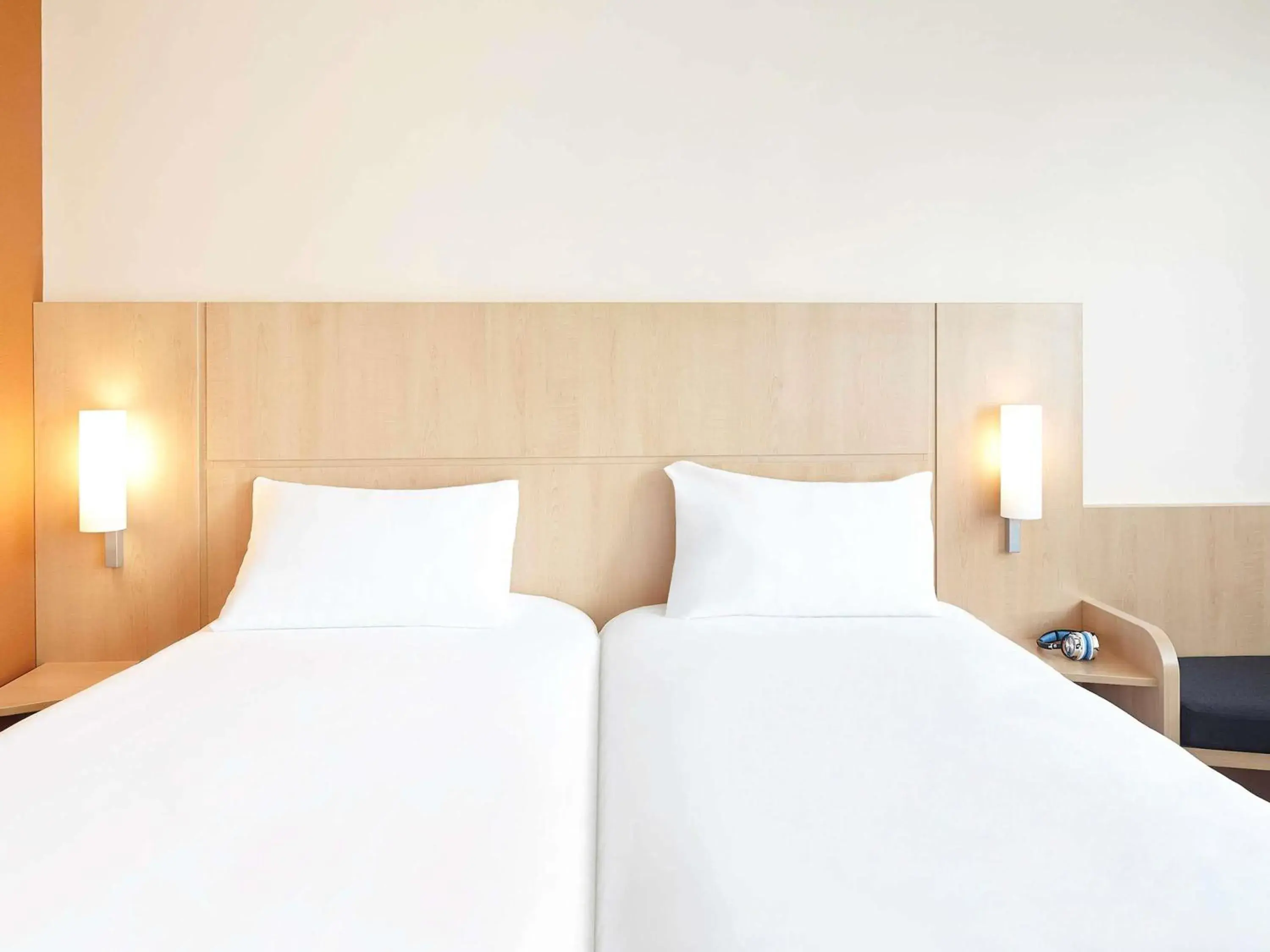 Bedroom, Bed in Ibis Cavaillon Portes du Luberon Bedroom, Bed in Ibis Cavaillon Portes du Luberon