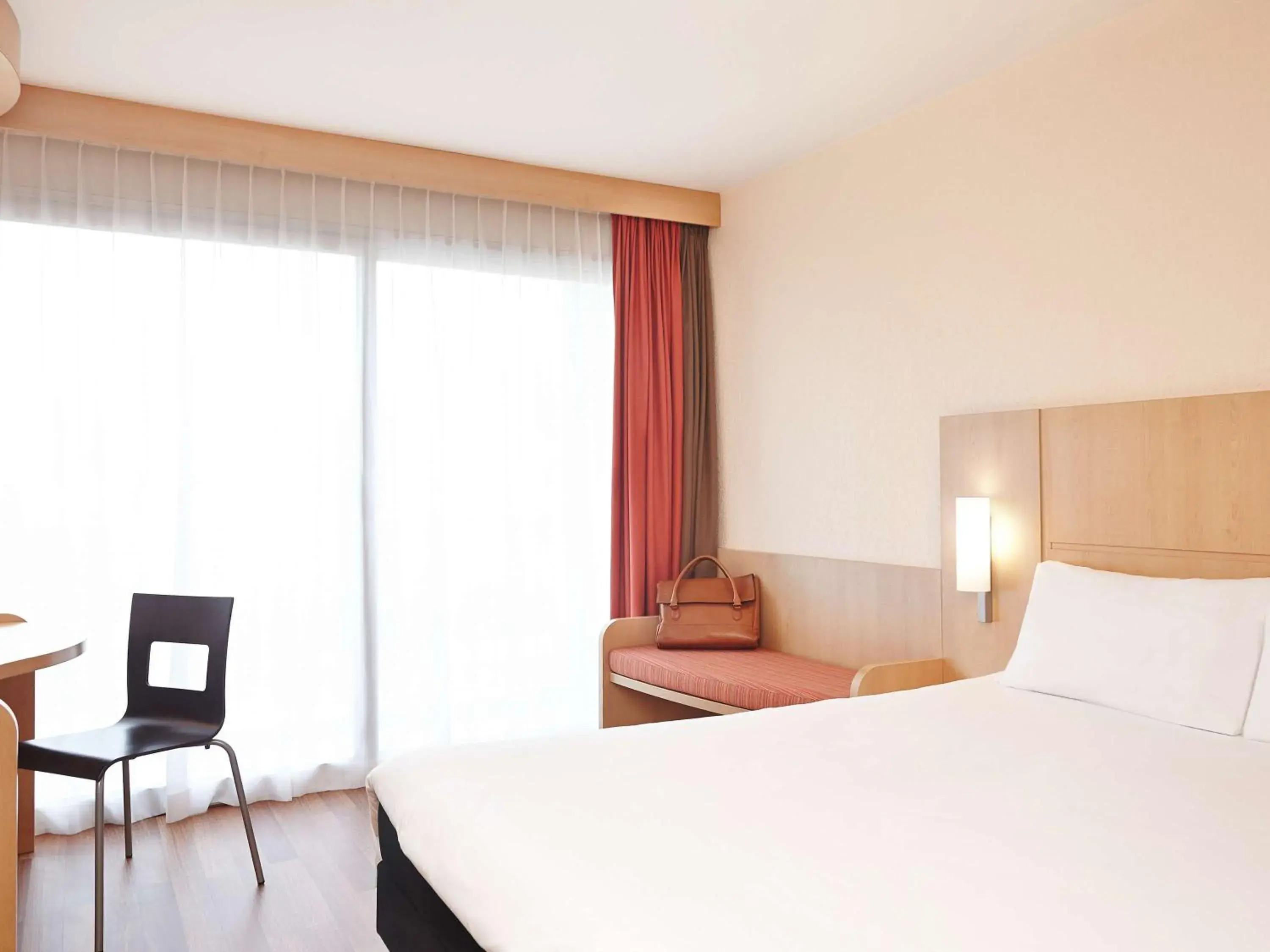 Bedroom, Bed in Ibis Cavaillon Portes du Luberon Bedroom, Bed in Ibis Cavaillon Portes du Luberon