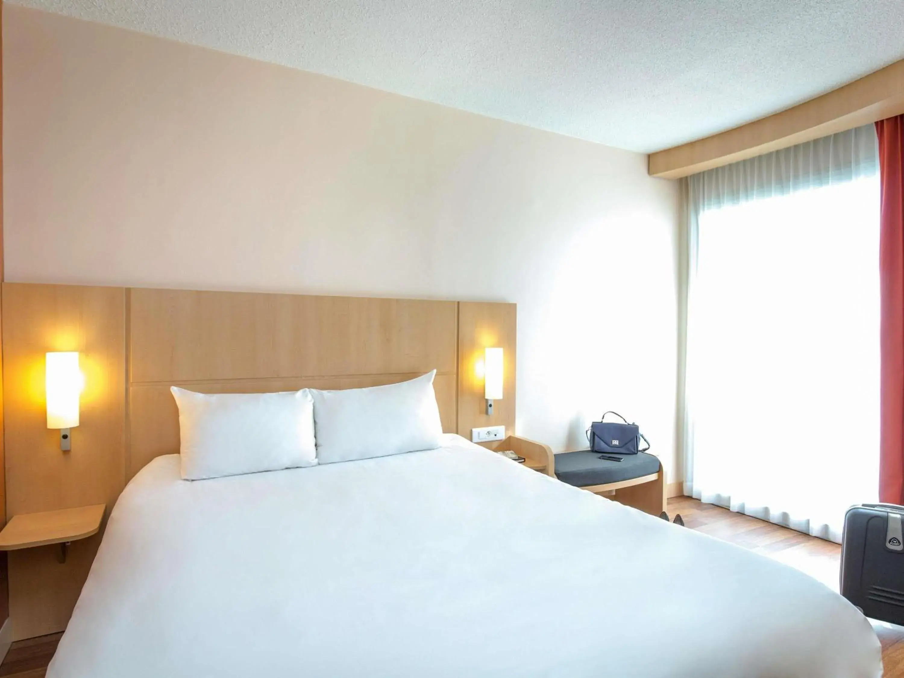 Bedroom, Bed in Ibis Cavaillon Portes du Luberon Bedroom, Bed in Ibis Cavaillon Portes du Luberon