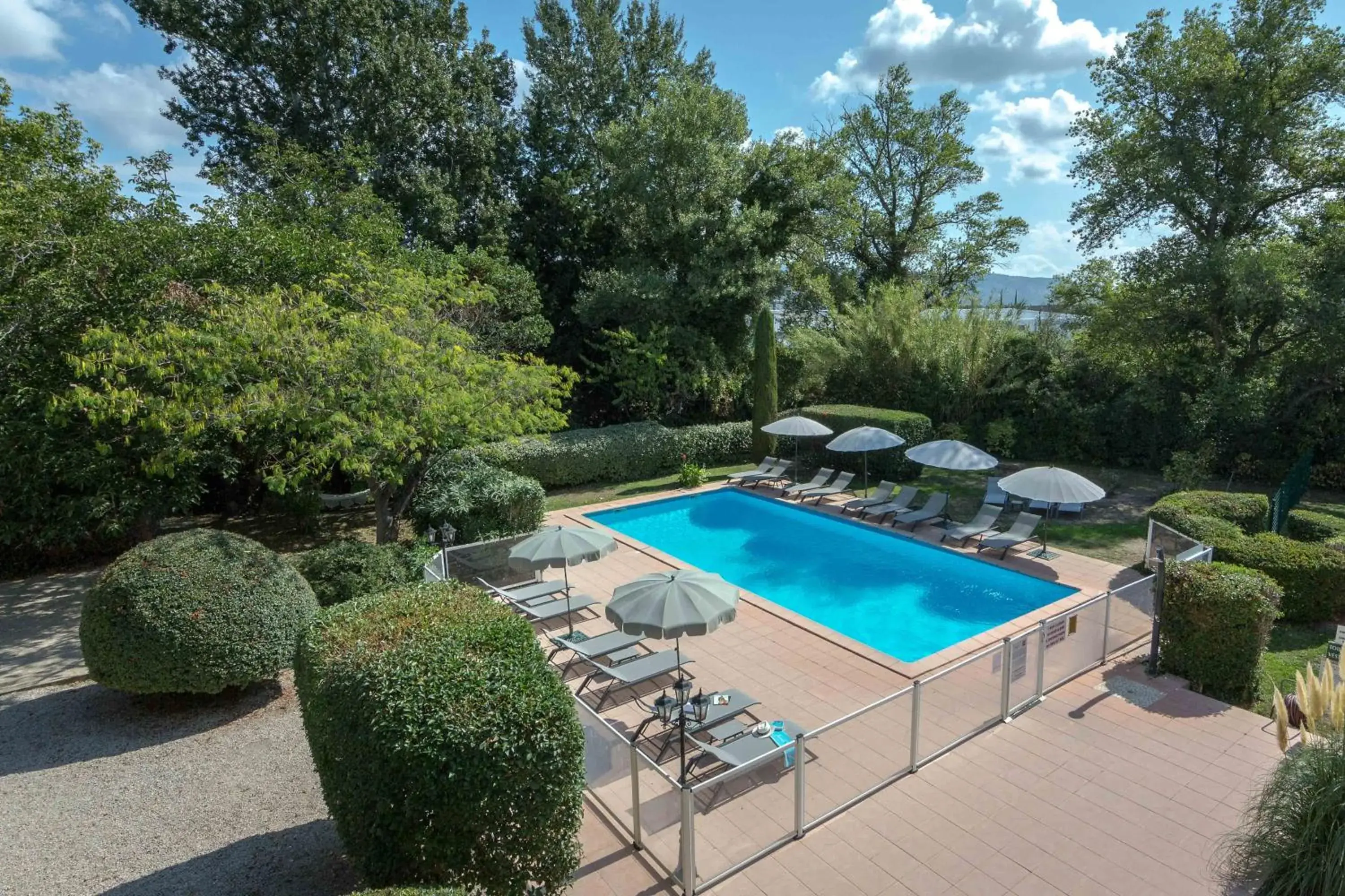 Swimming pool in Ibis Cavaillon Portes du Luberon Swimming pool in Ibis Cavaillon Portes du Luberon