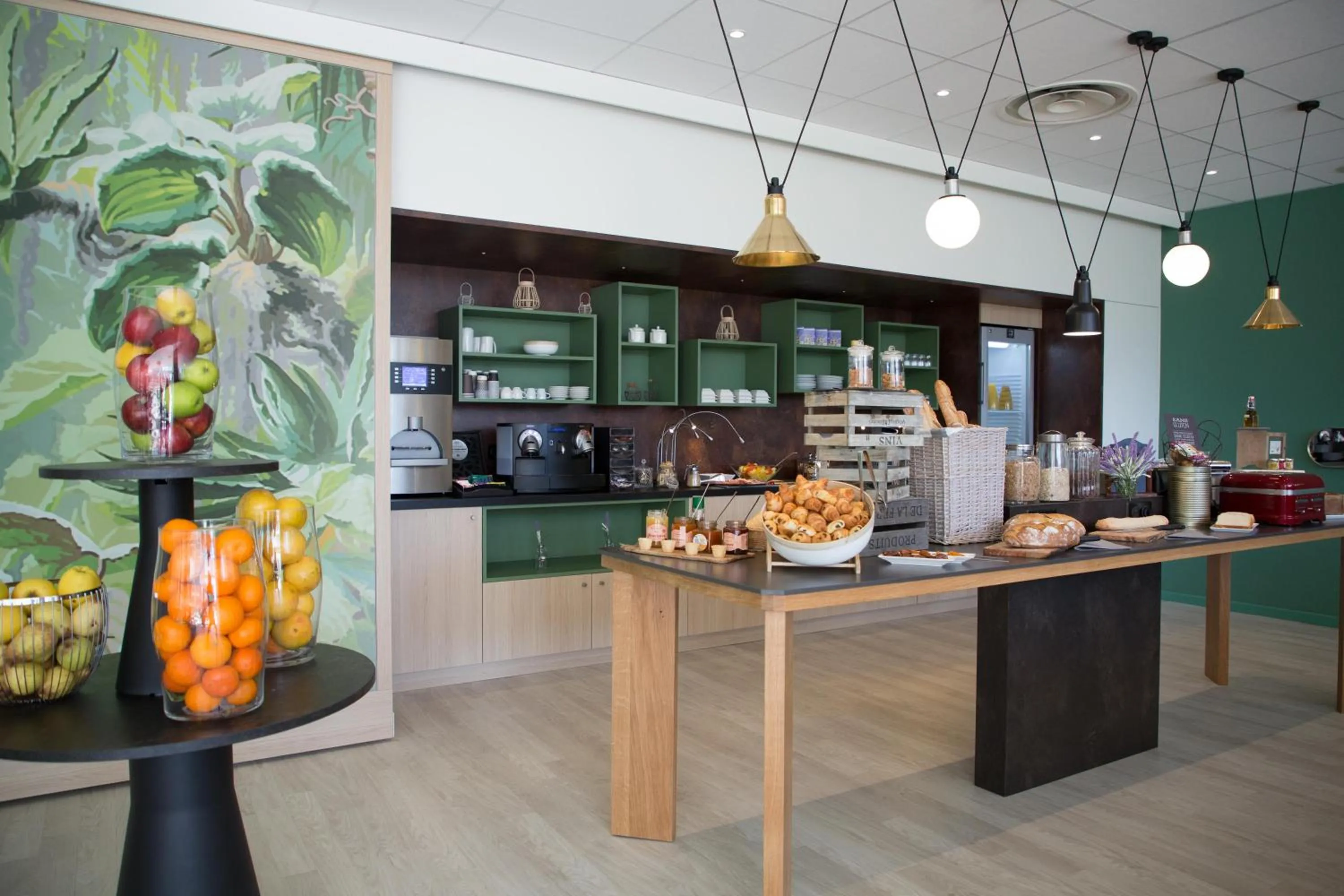 Buffet breakfast in Ibis Cavaillon Portes du Luberon