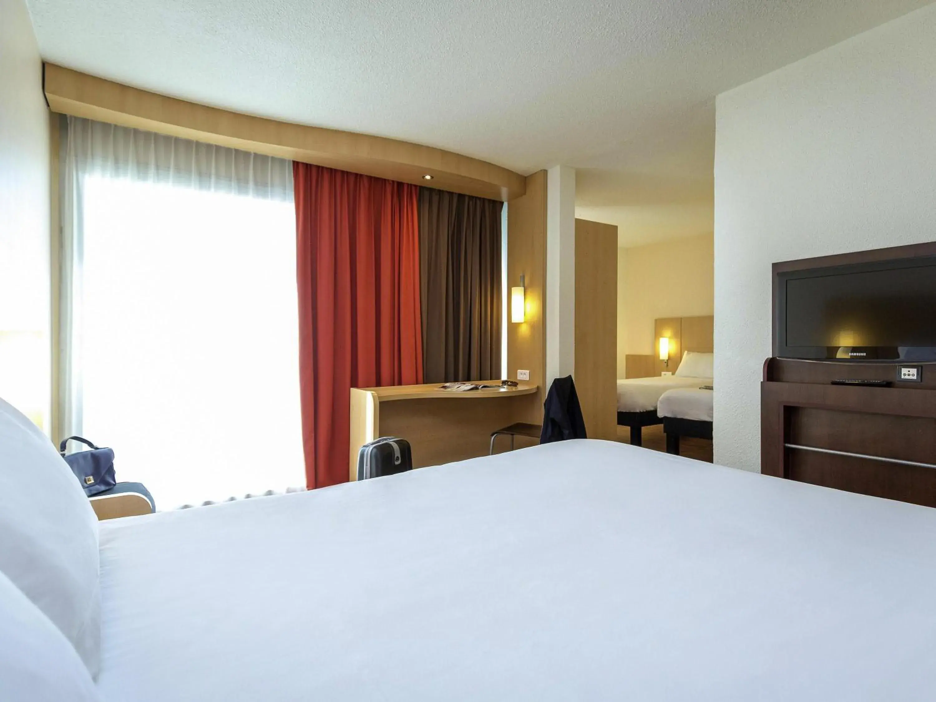 Bedroom, Bed in Ibis Cavaillon Portes du Luberon Bedroom, Bed in Ibis Cavaillon Portes du Luberon