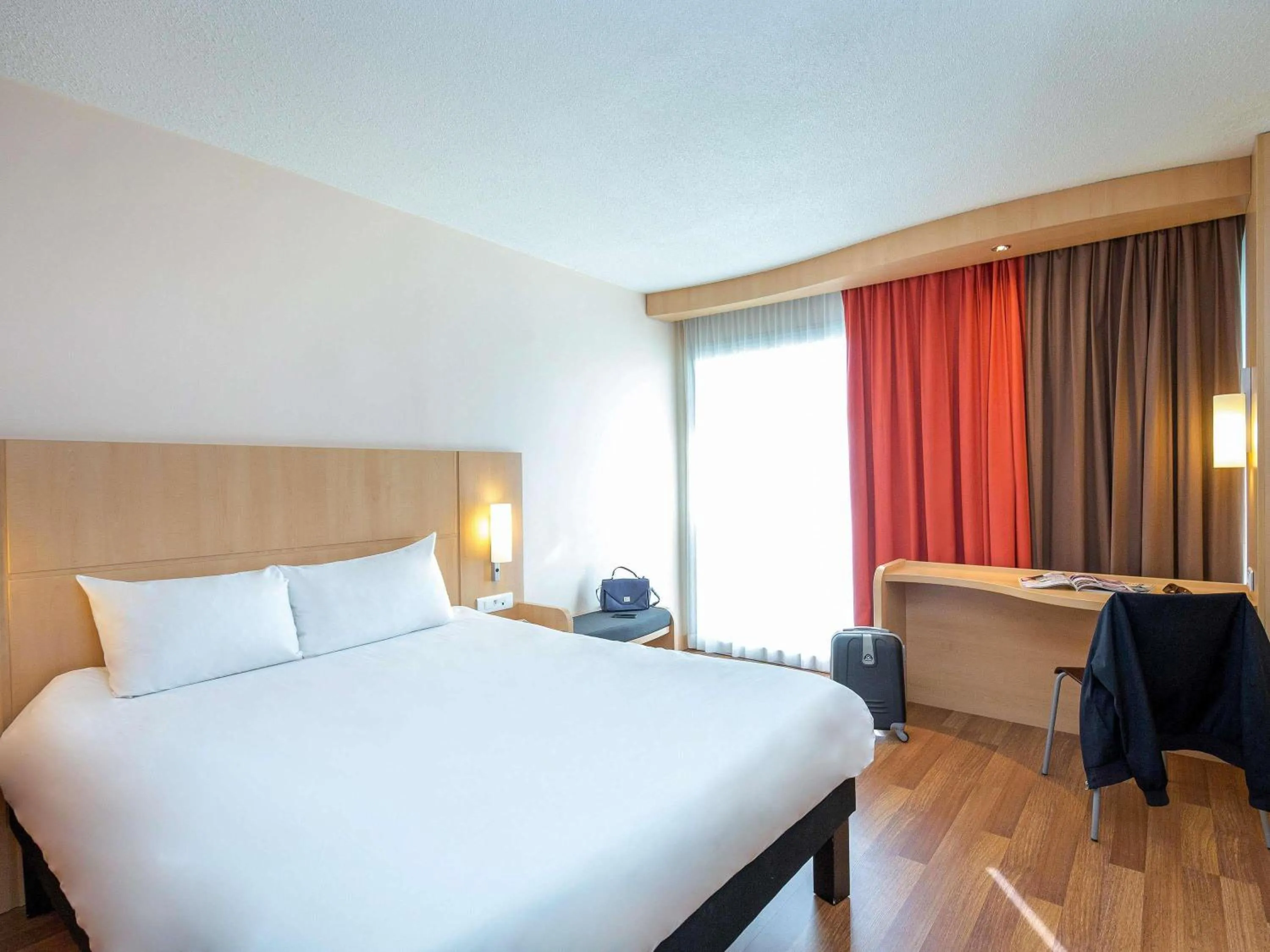 Bedroom, Bed in Ibis Cavaillon Portes du Luberon