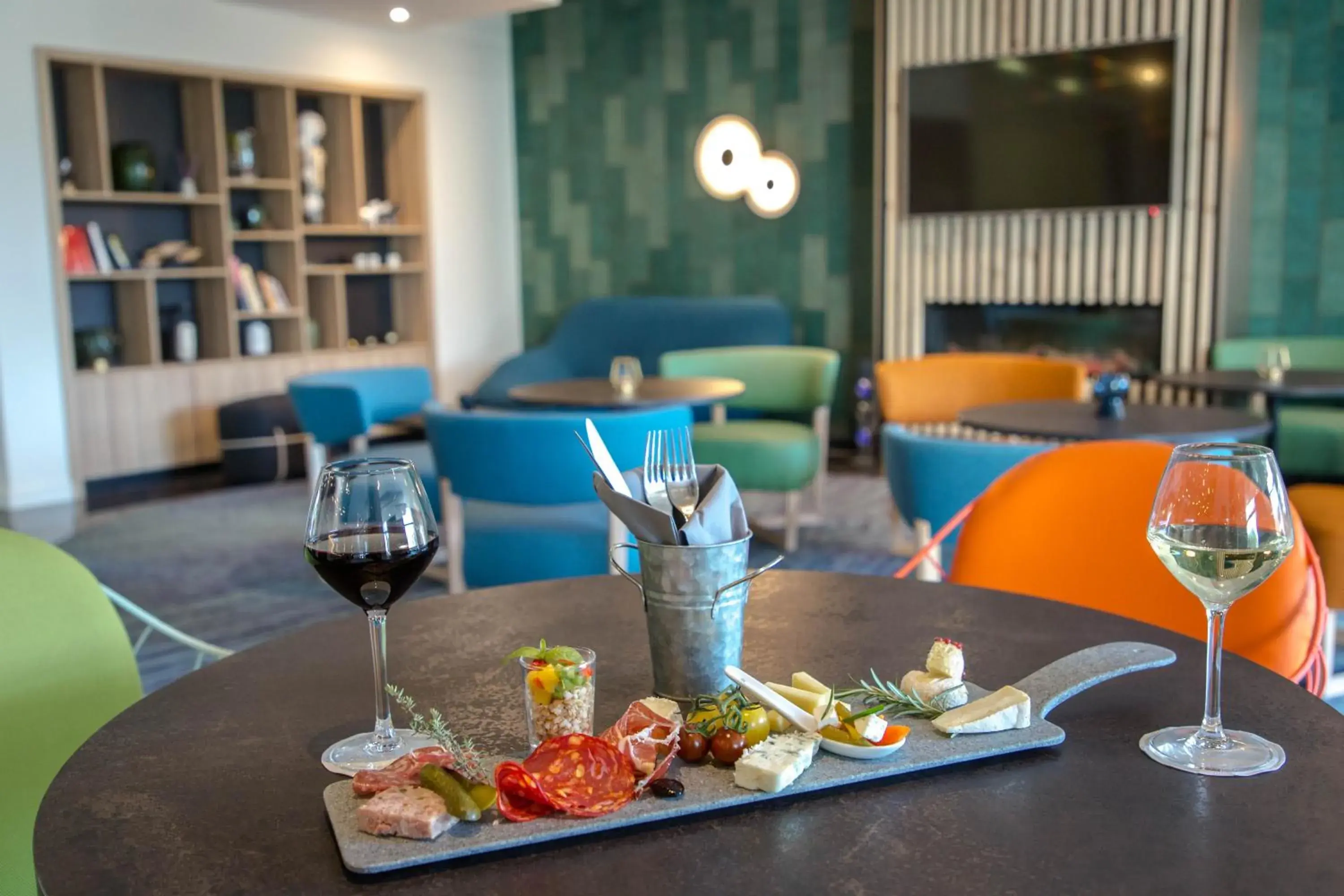 Lounge or bar in Ibis Cavaillon Portes du Luberon Lounge or bar in Ibis Cavaillon Portes du Luberon