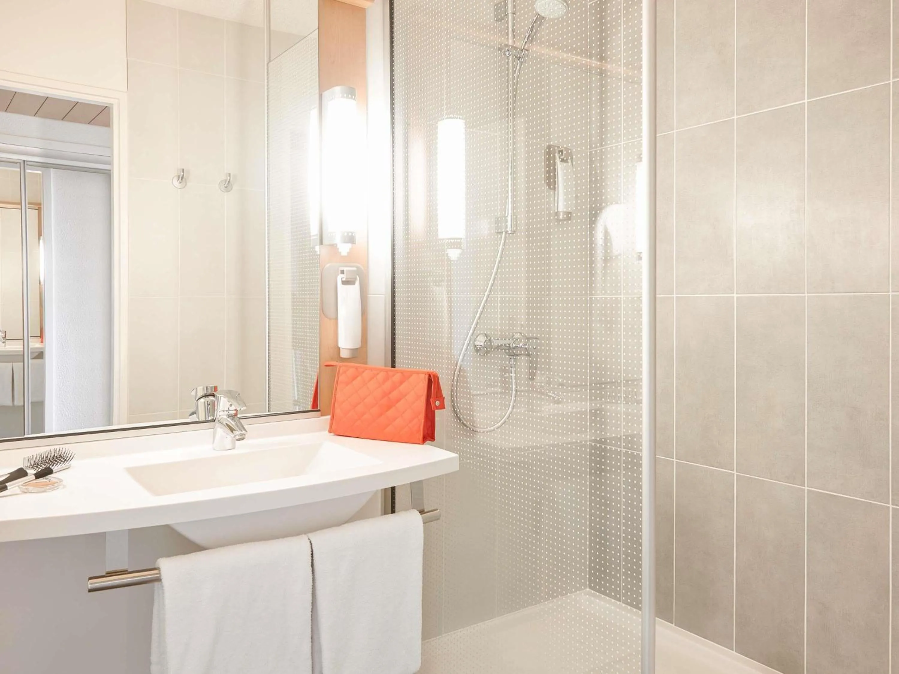 Bedroom in Ibis Cavaillon Portes du Luberon