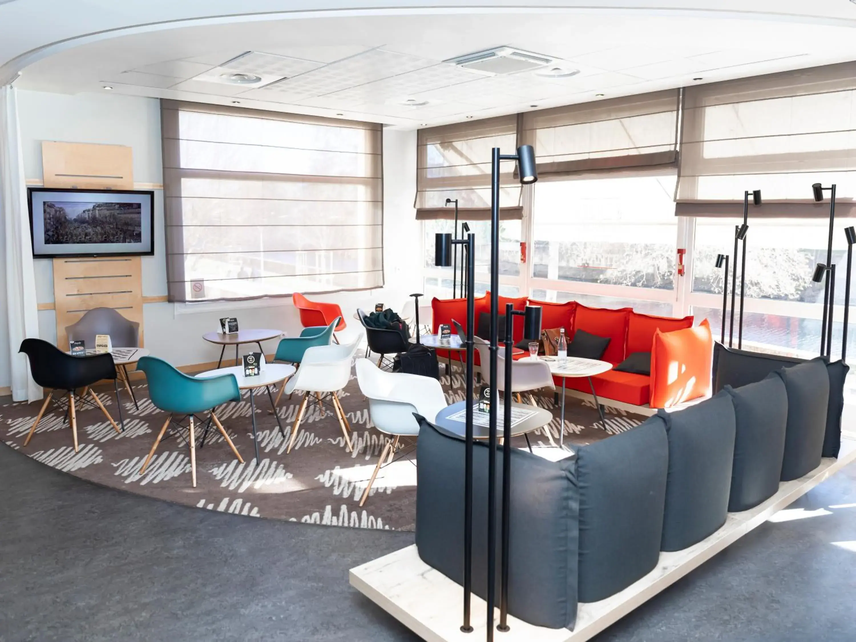 Lounge or bar in ibis Metz Centre Cathedrale Lounge or bar in ibis Metz Centre Cathedrale