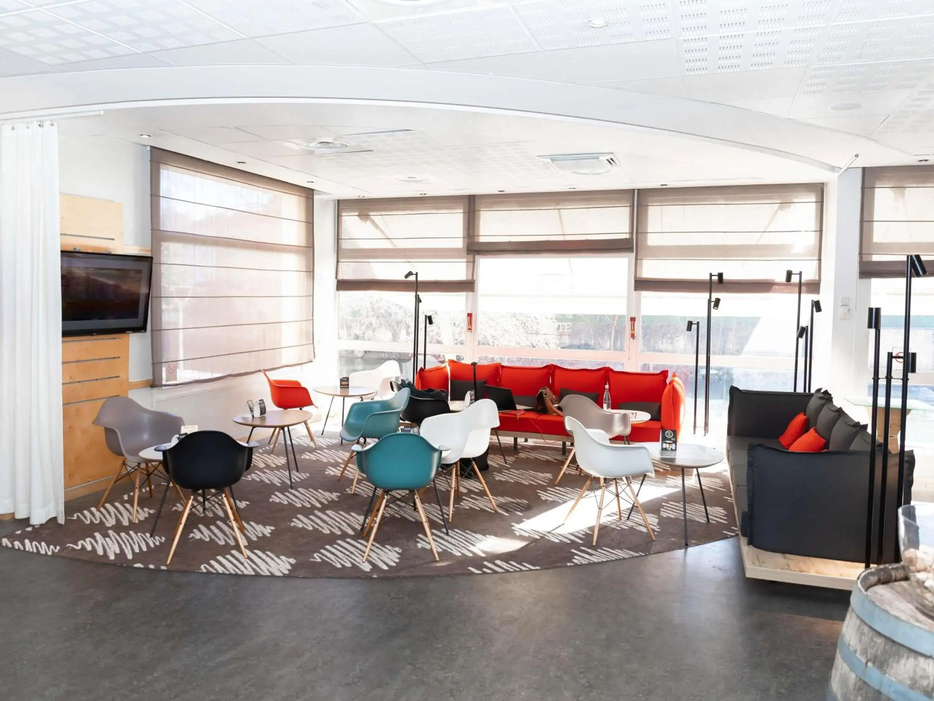 Lounge or bar in ibis Metz Centre Cathedrale Lounge or bar in ibis Metz Centre Cathedrale