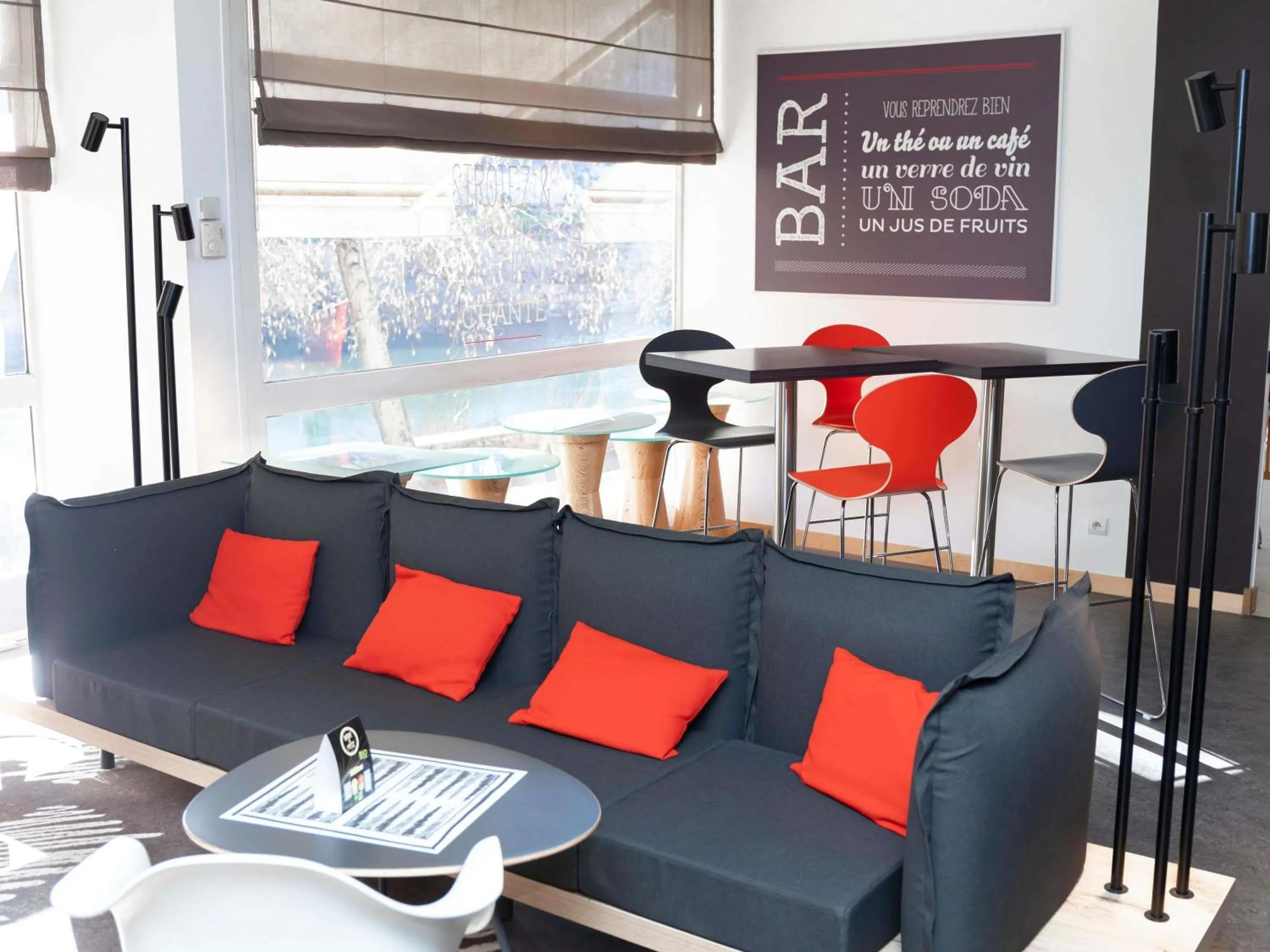 Lounge or bar in ibis Metz Centre Cathedrale