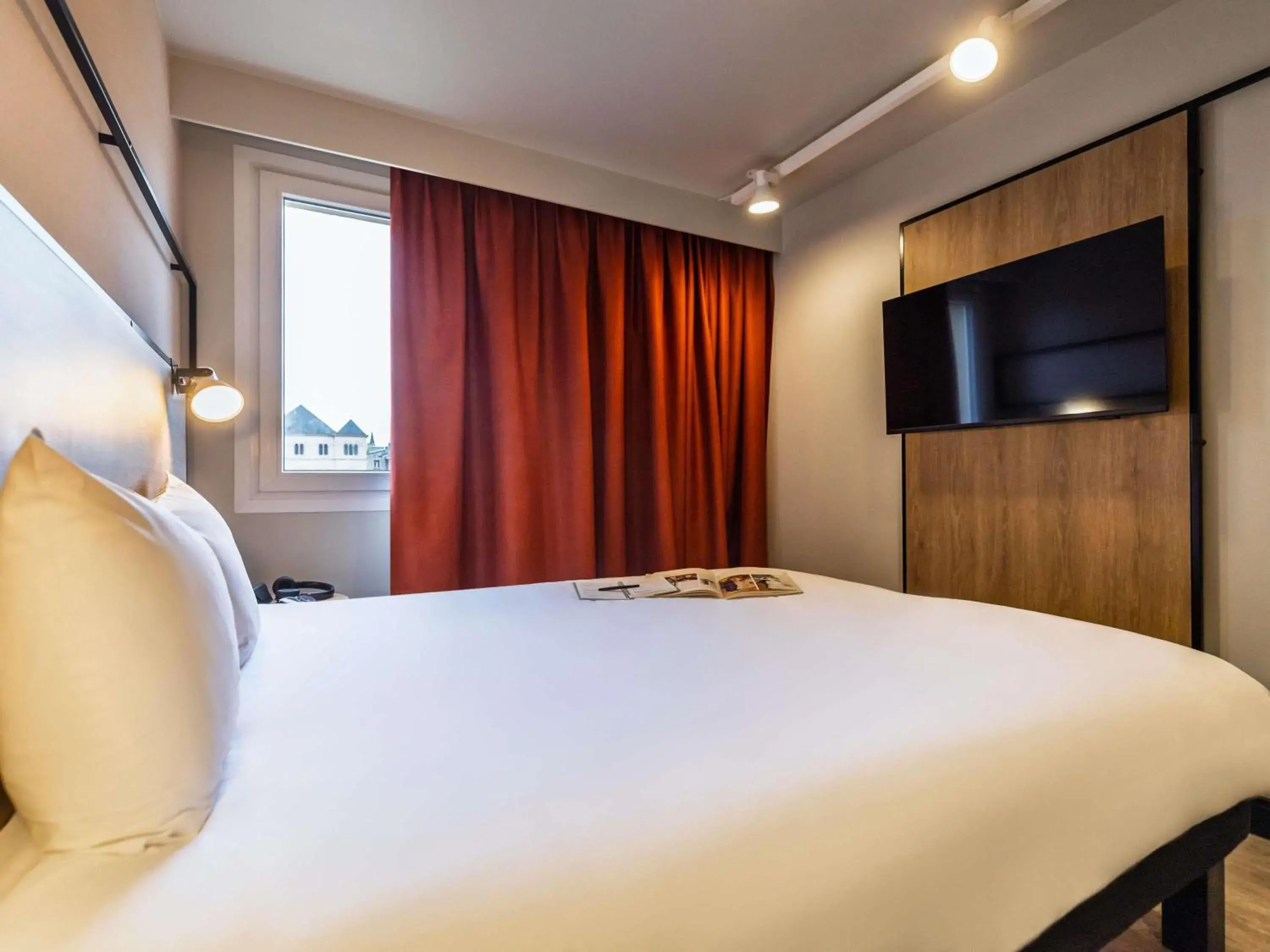 Bedroom, Bed in ibis Metz Centre Cathedrale Bedroom, Bed in ibis Metz Centre Cathedrale