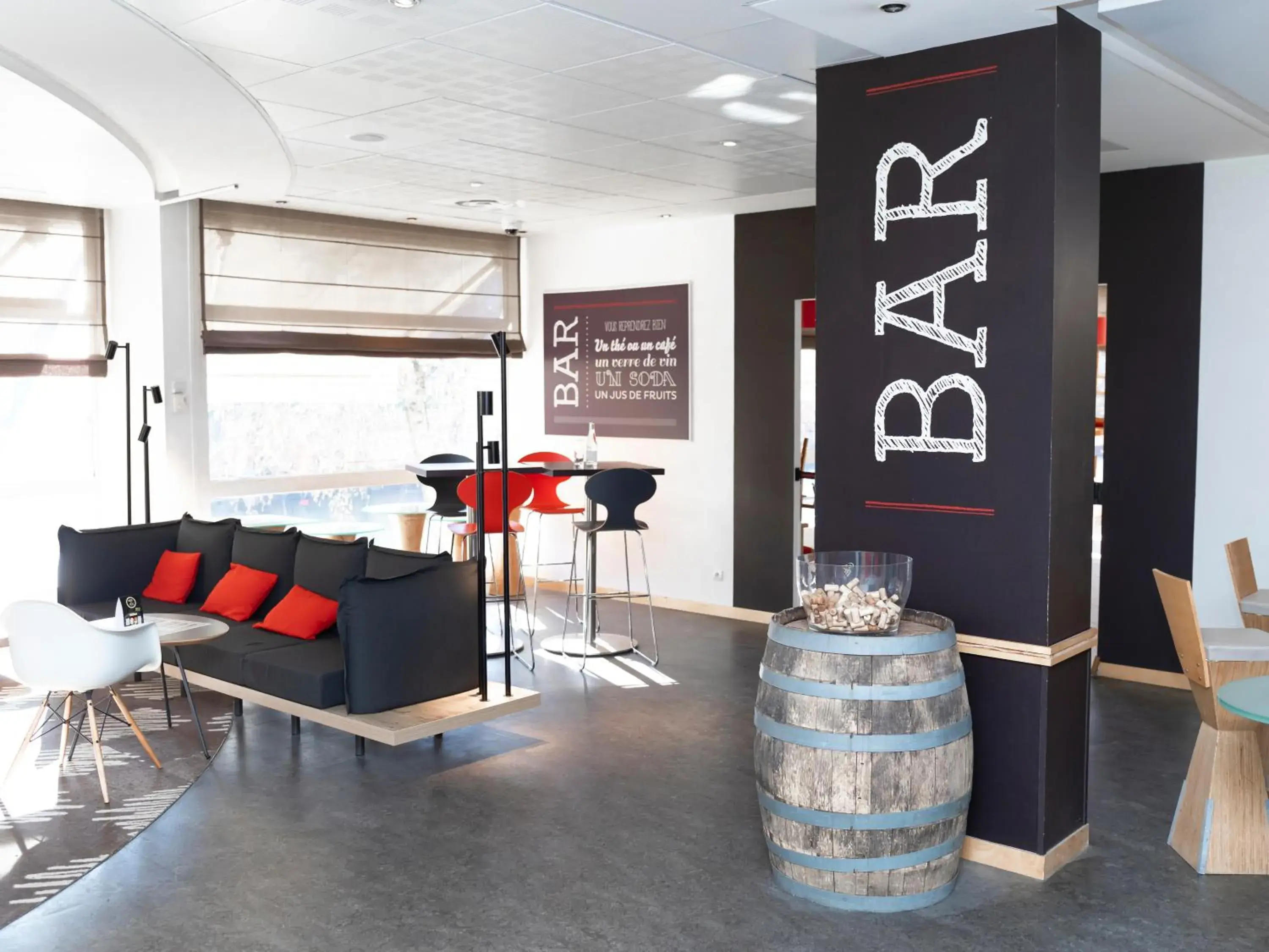 Lounge or bar in ibis Metz Centre Cathedrale Lounge or bar in ibis Metz Centre Cathedrale