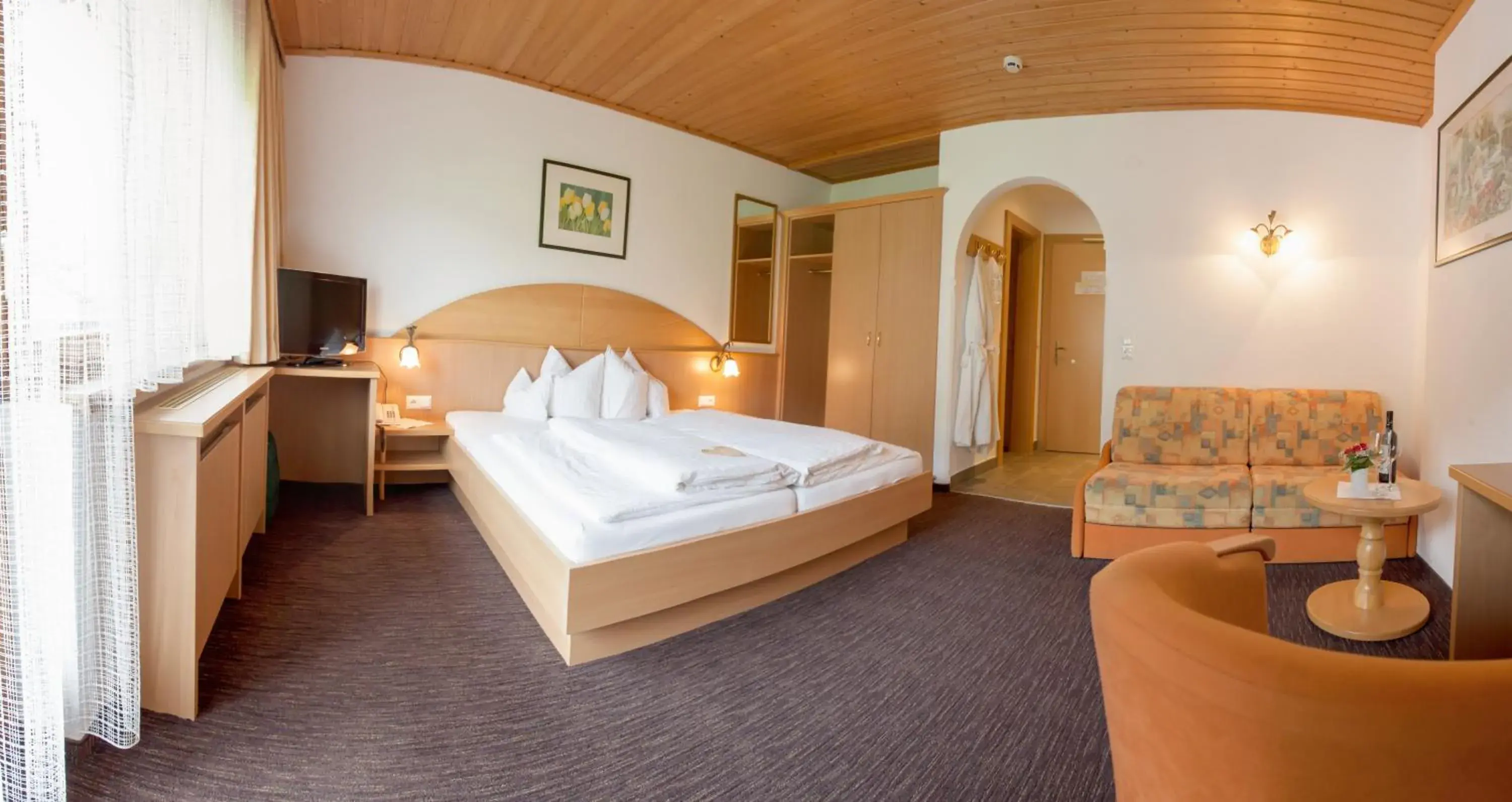 Double Room with Shared Balcony - single occupancy in Hotel Forer Double Room with Shared Balcony - single occupancy in Hotel Forer