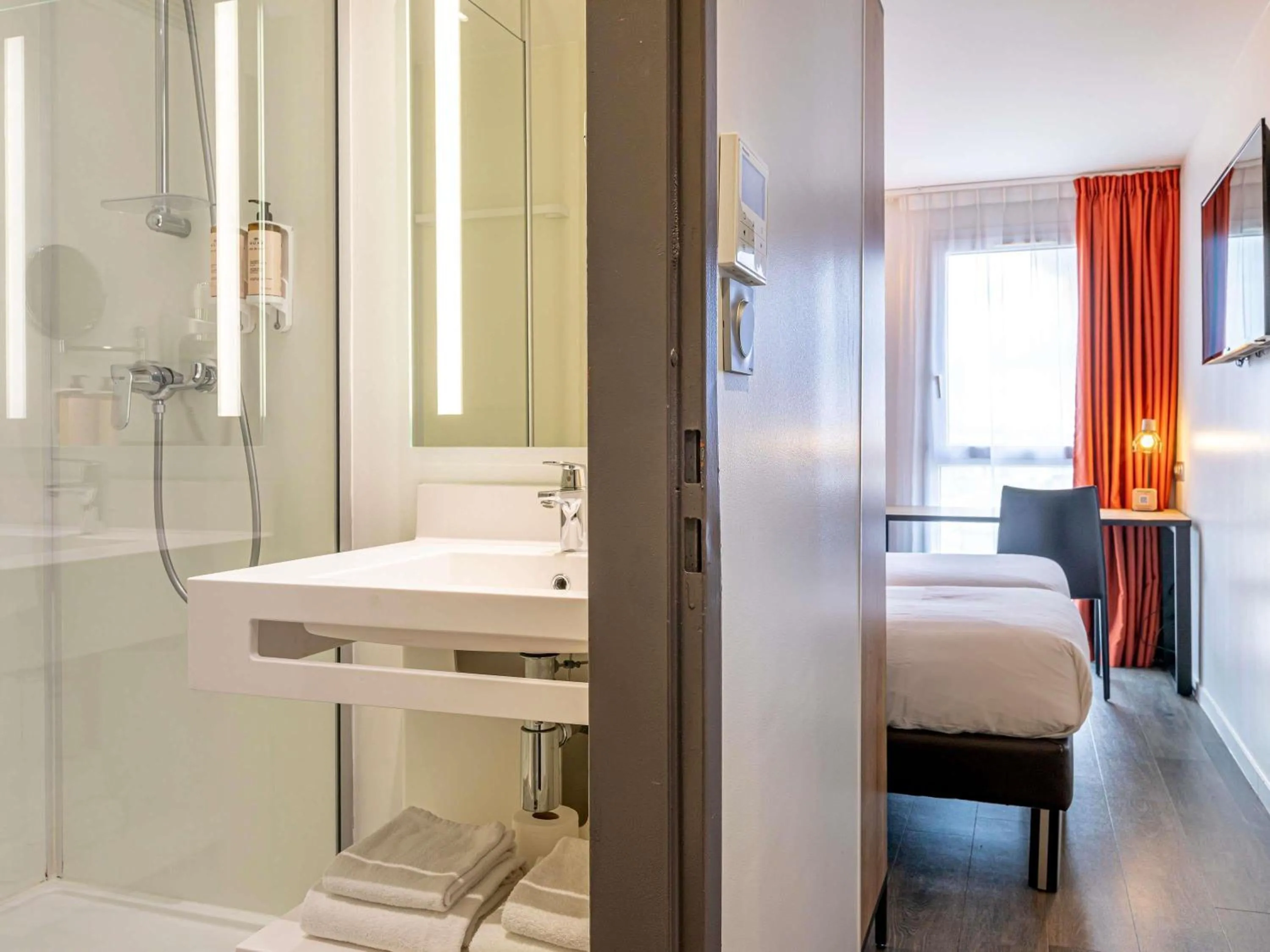 Bedroom, Bed in Mercure Paris Malakoff Parc des Expositions