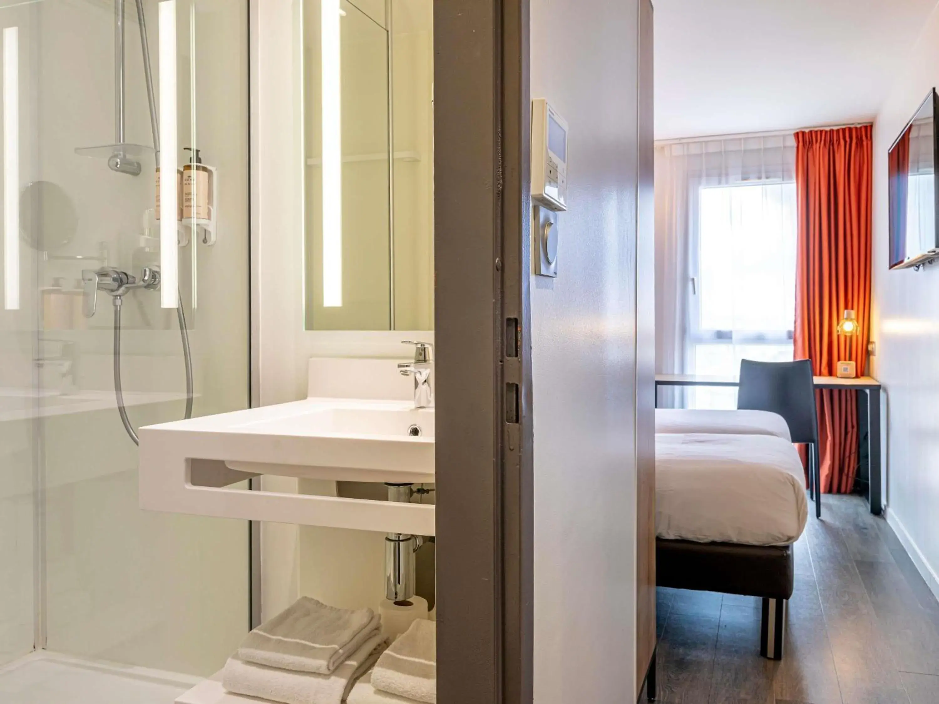 Bedroom, Bed in Mercure Paris Malakoff Parc des Expositions Bedroom, Bed in Mercure Paris Malakoff Parc des Expositions