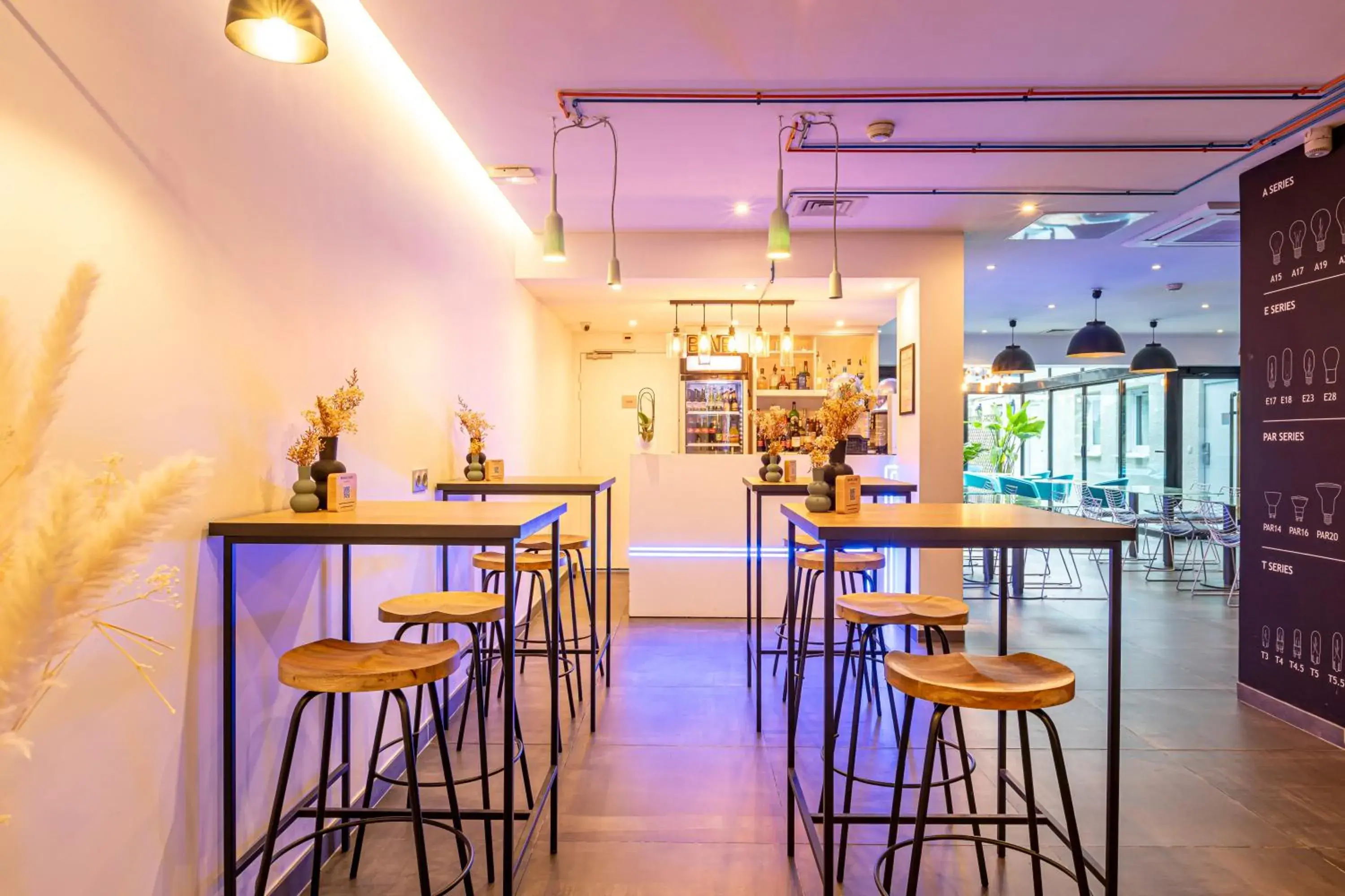 Lounge or bar in Mercure Paris Malakoff Parc des Expositions Lounge or bar in Mercure Paris Malakoff Parc des Expositions