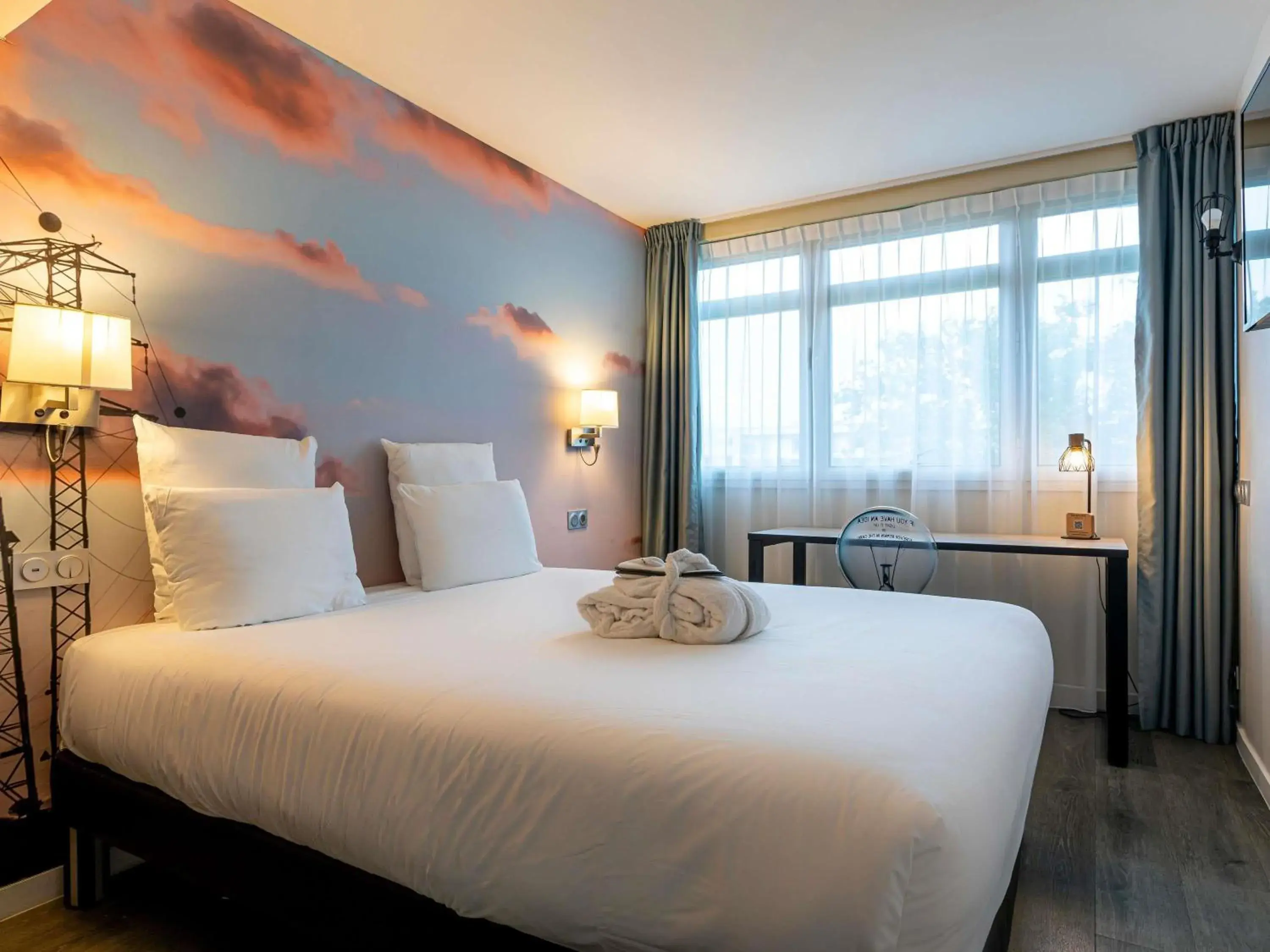 Bedroom, Bed in Mercure Paris Malakoff Parc des Expositions Bedroom, Bed in Mercure Paris Malakoff Parc des Expositions