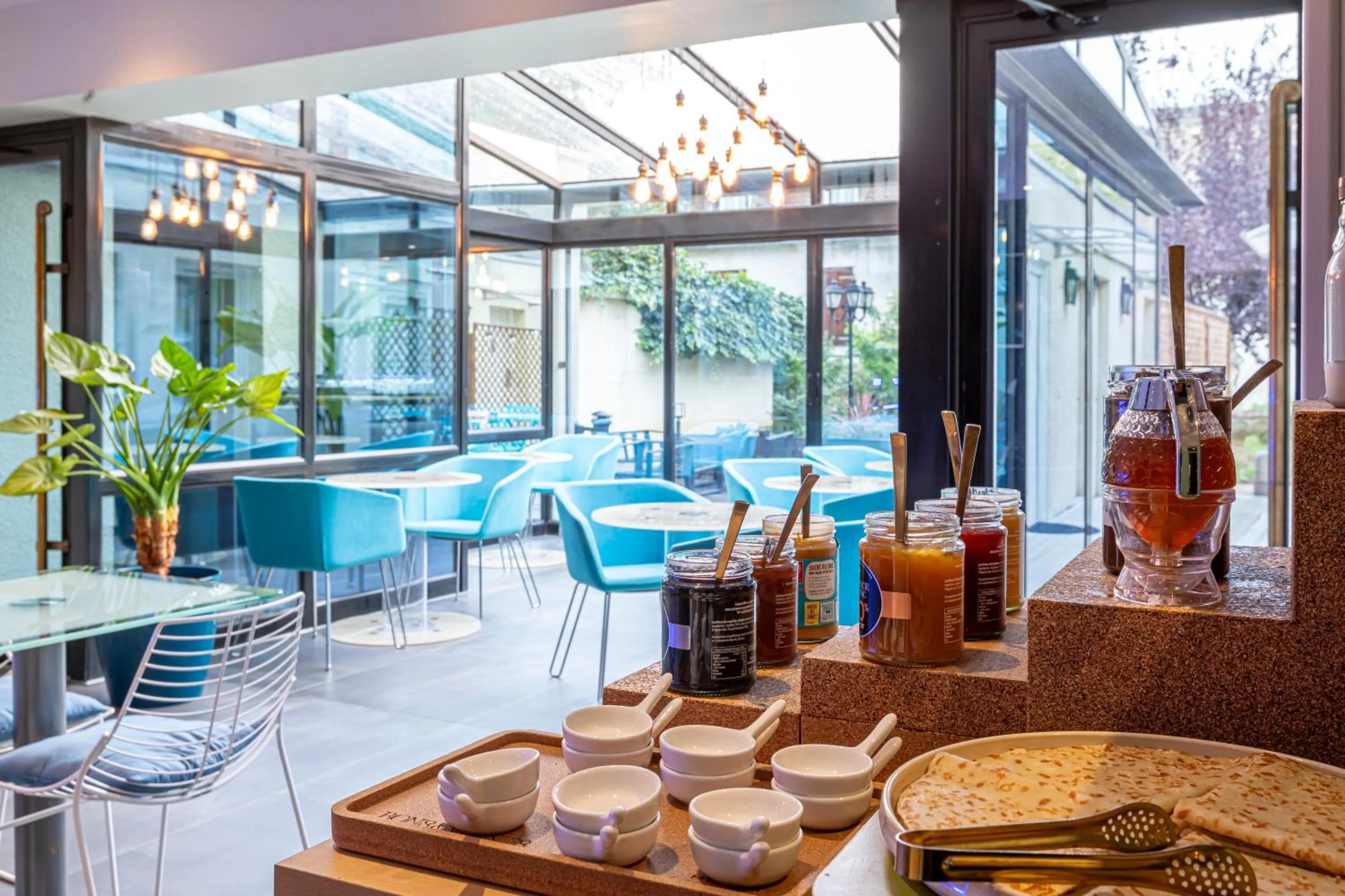 Buffet breakfast in Mercure Paris Malakoff Parc des Expositions