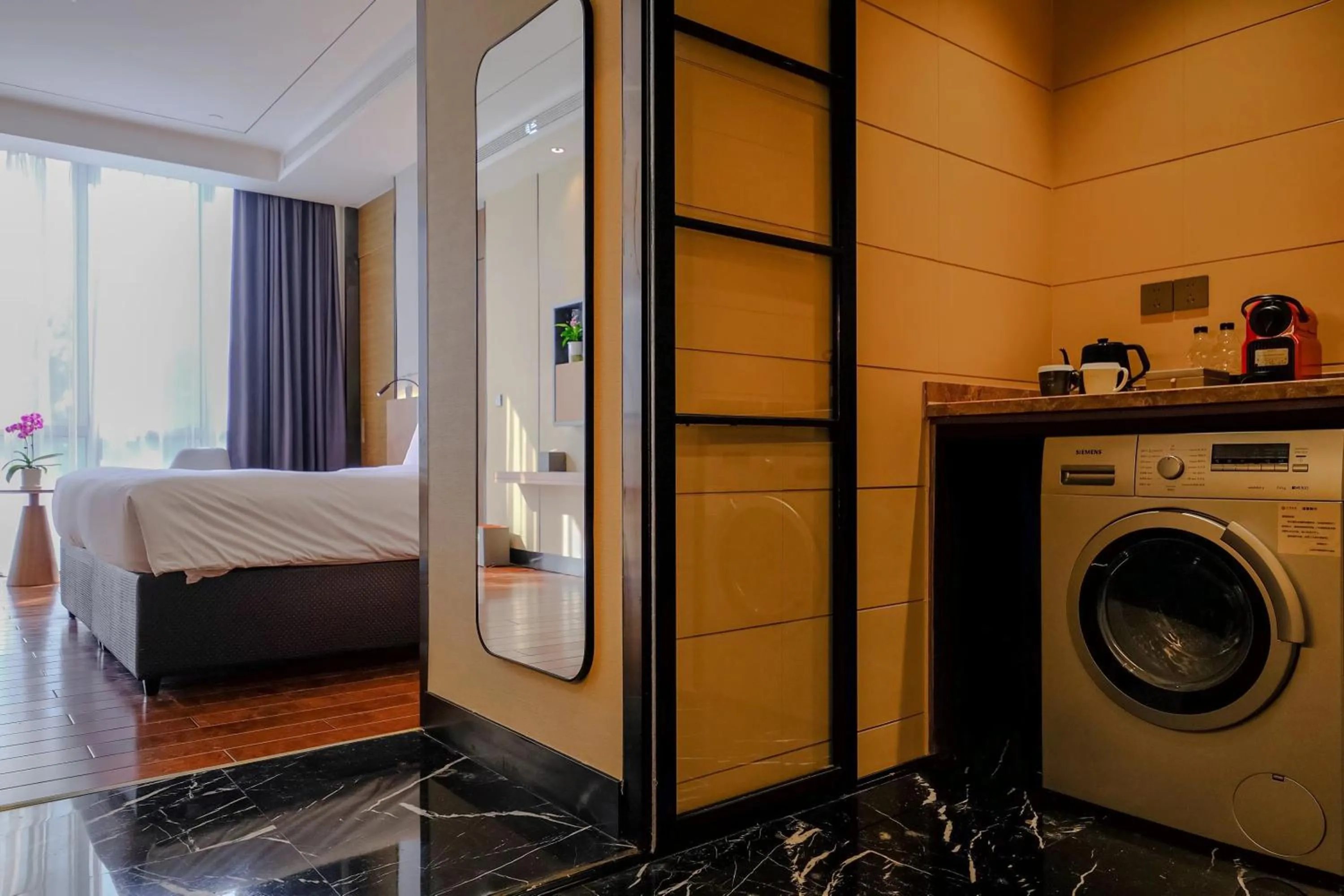 Kitchen or kitchenette, Bed in Shanghai International Tourist Resort Fuyi Hotel