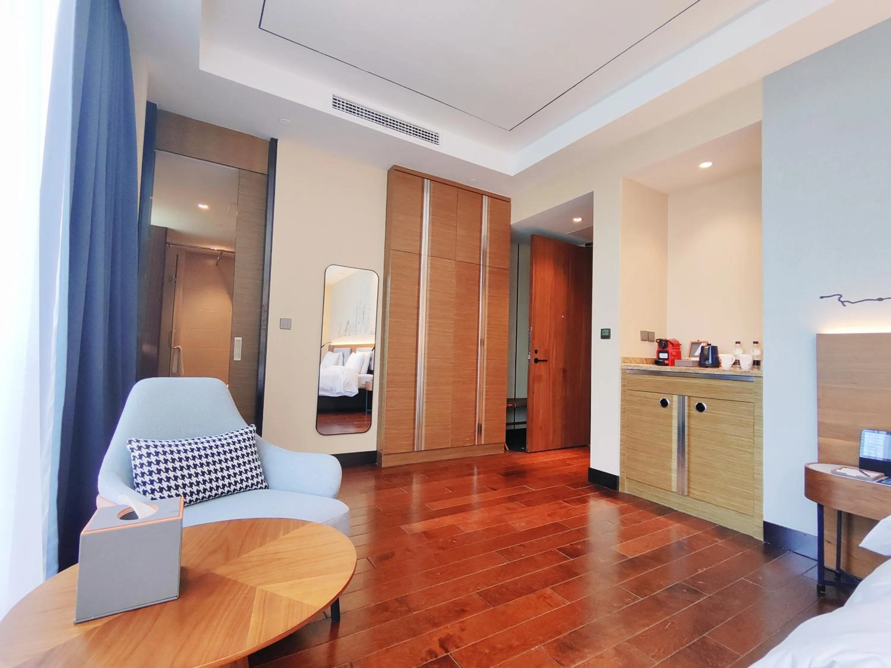 Photo of the whole room, Bed in Shanghai International Tourist Resort Fuyi Hotel