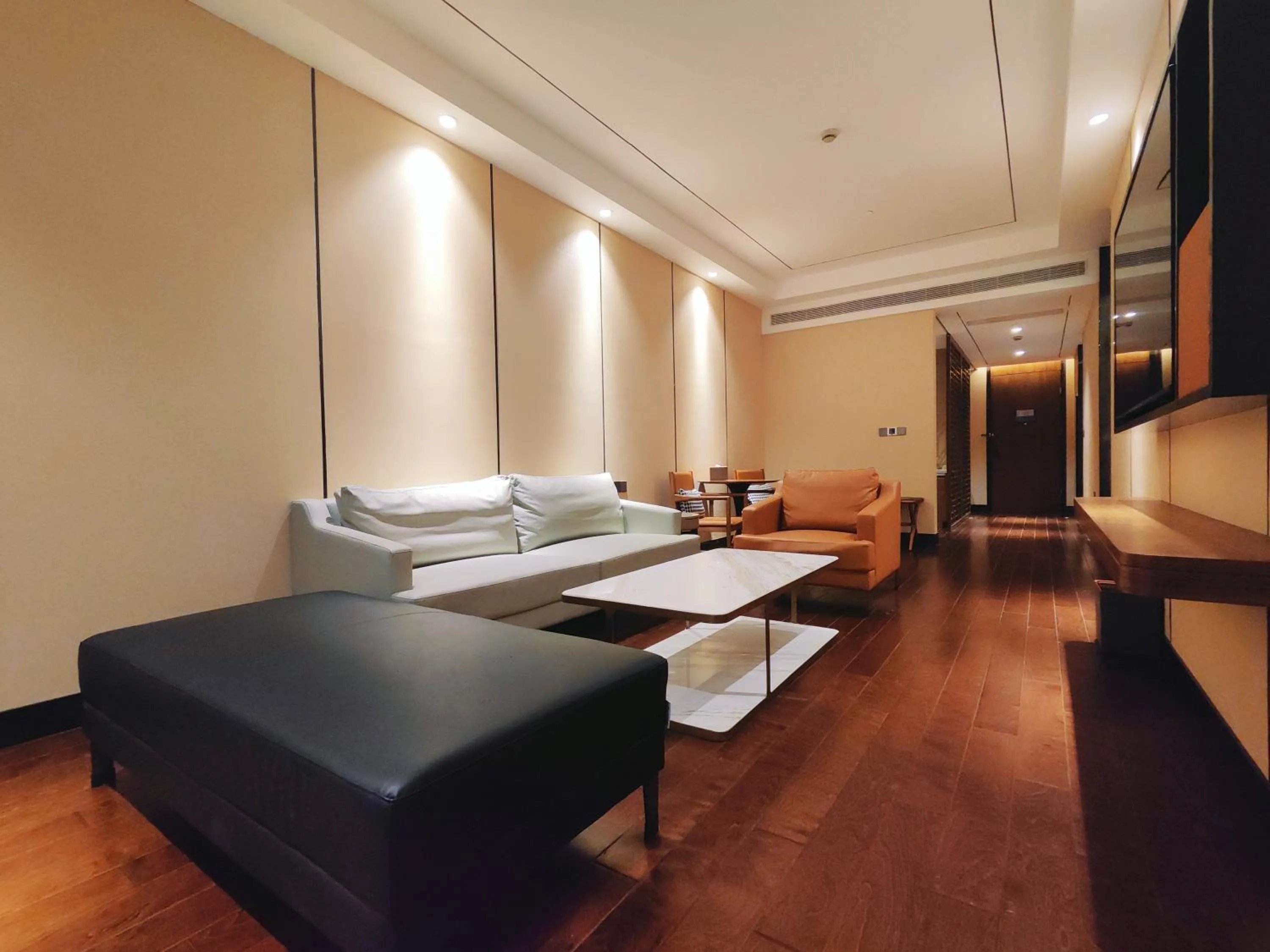 Living room, Bed in Shanghai International Tourist Resort Fuyi Hotel