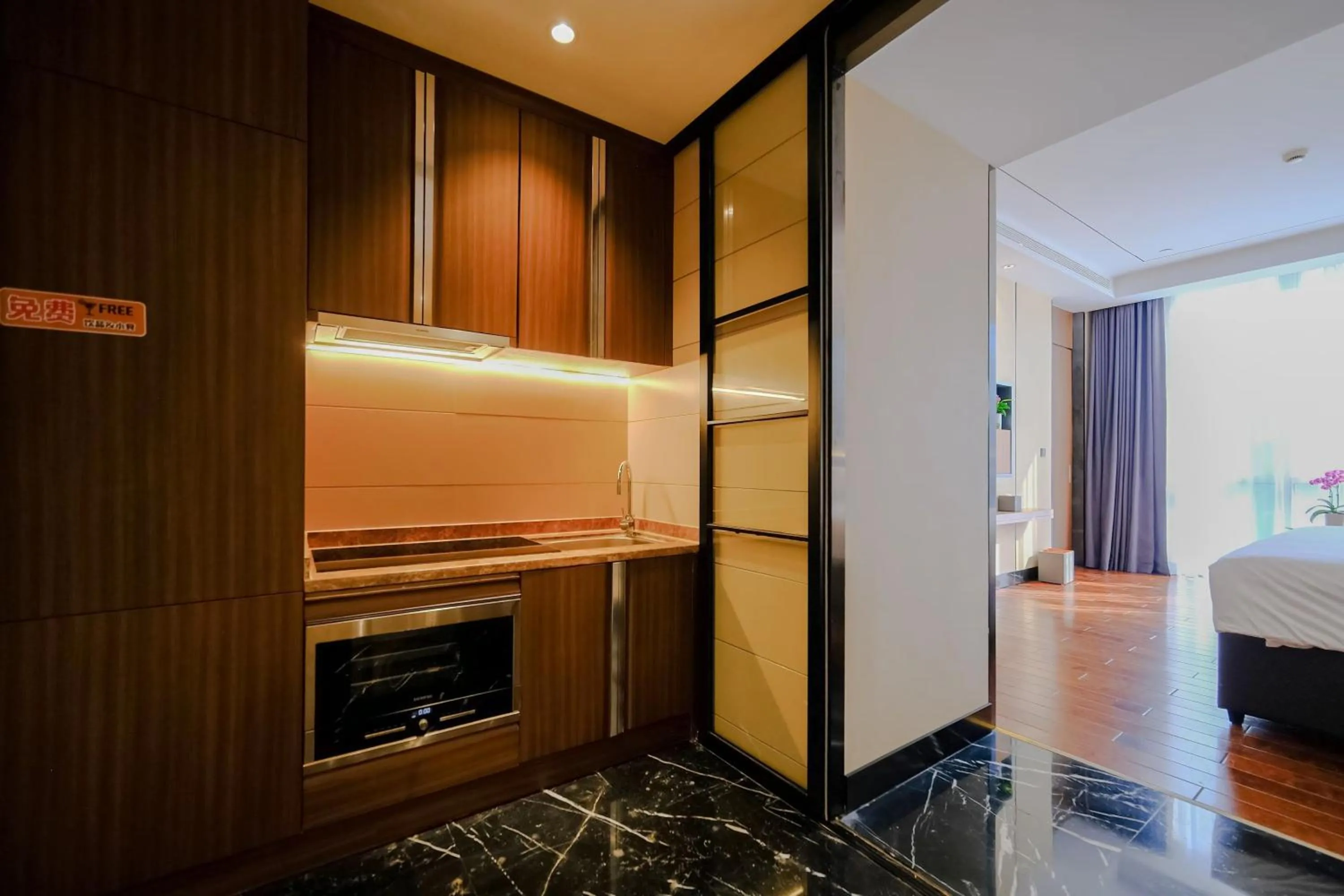 Kitchen or kitchenette, Bed in Shanghai International Tourist Resort Fuyi Hotel