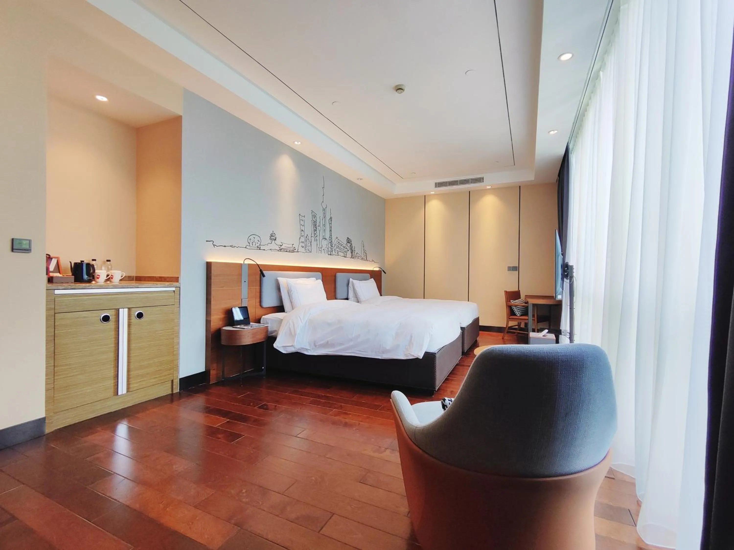 Photo of the whole room, Bed in Shanghai International Tourist Resort Fuyi Hotel