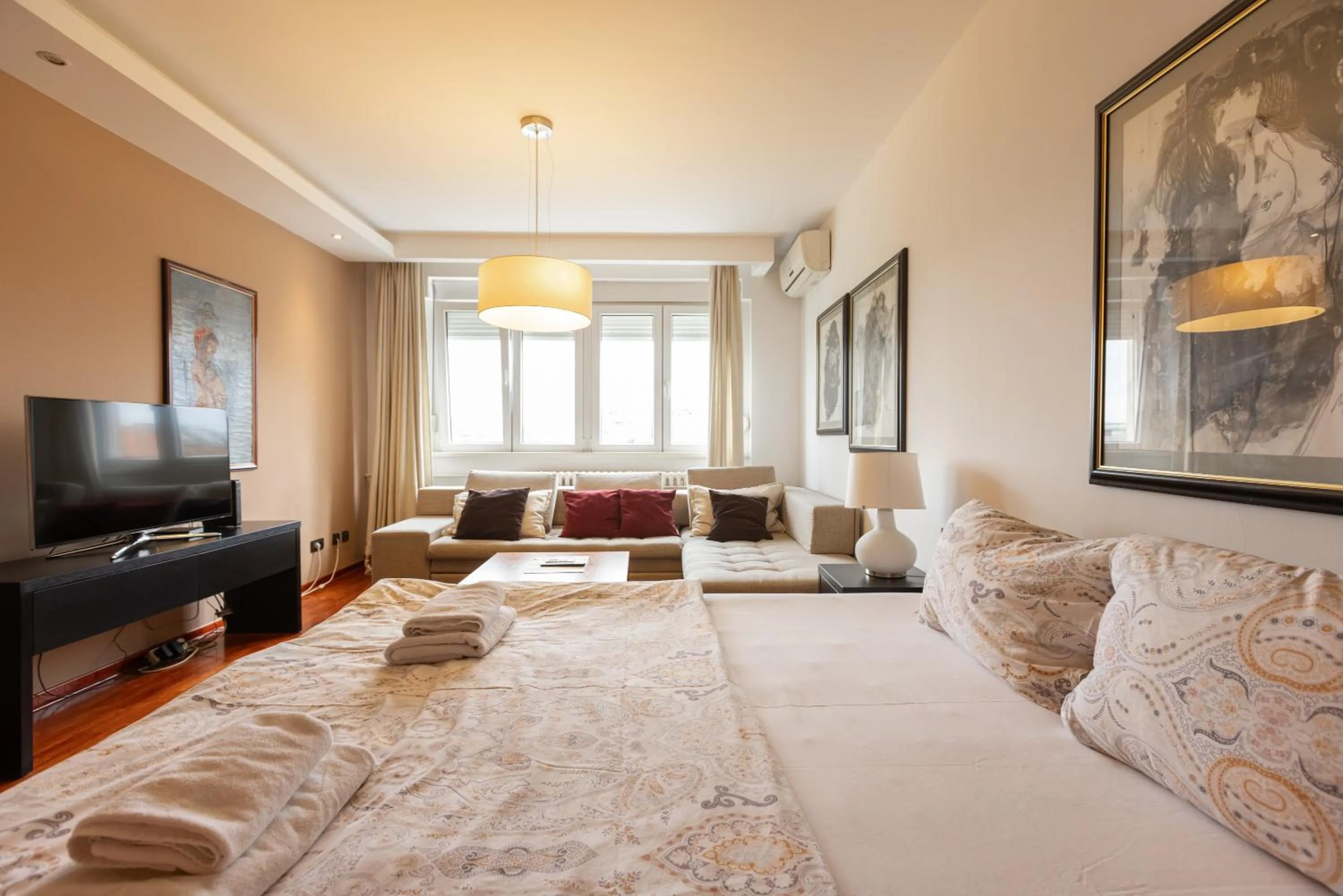 Bed in Central Park Apartments