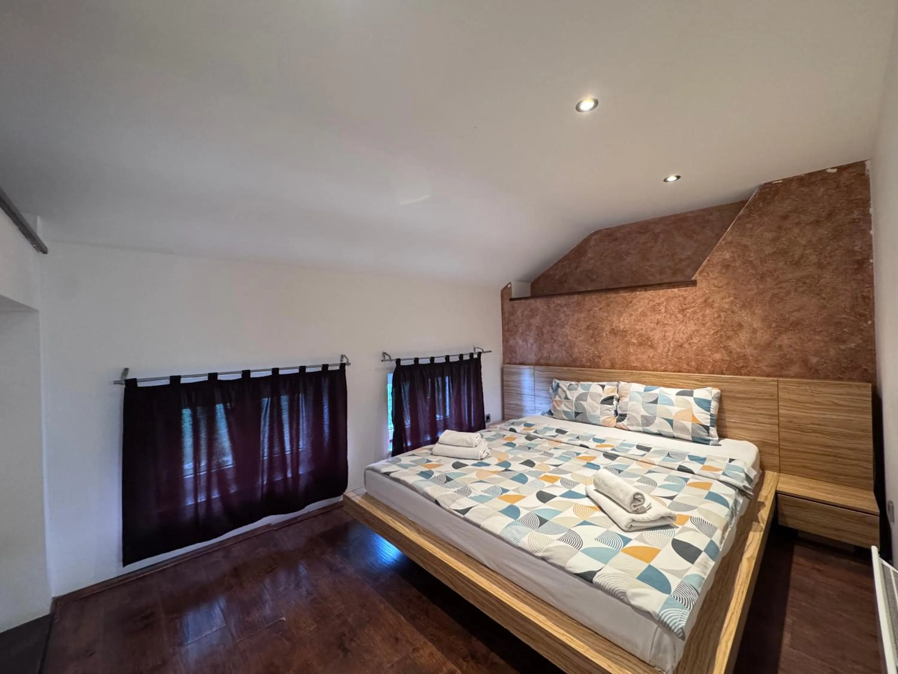 Bedroom, Bed in Central Park Apartments