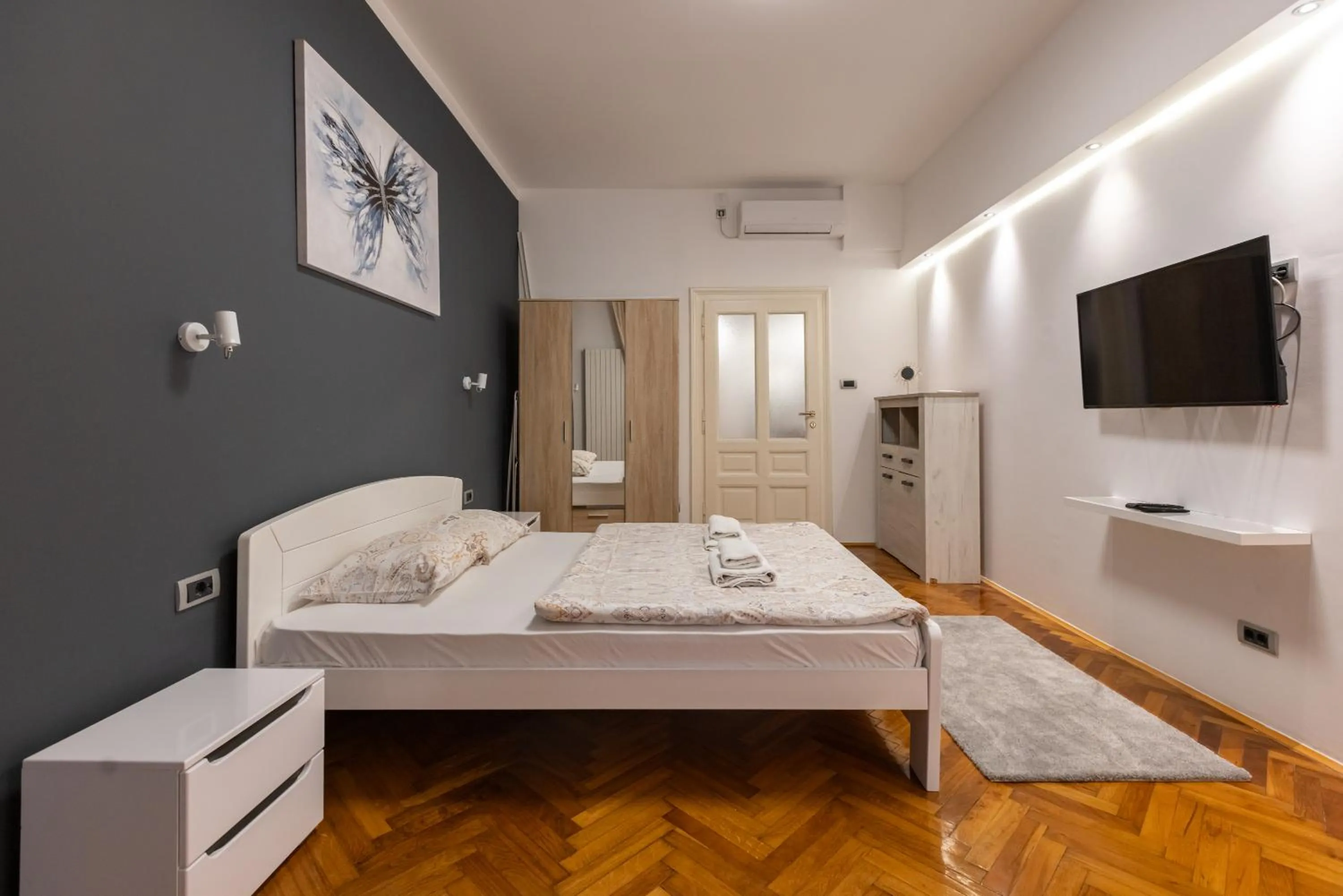 Bed in Central Park Apartments