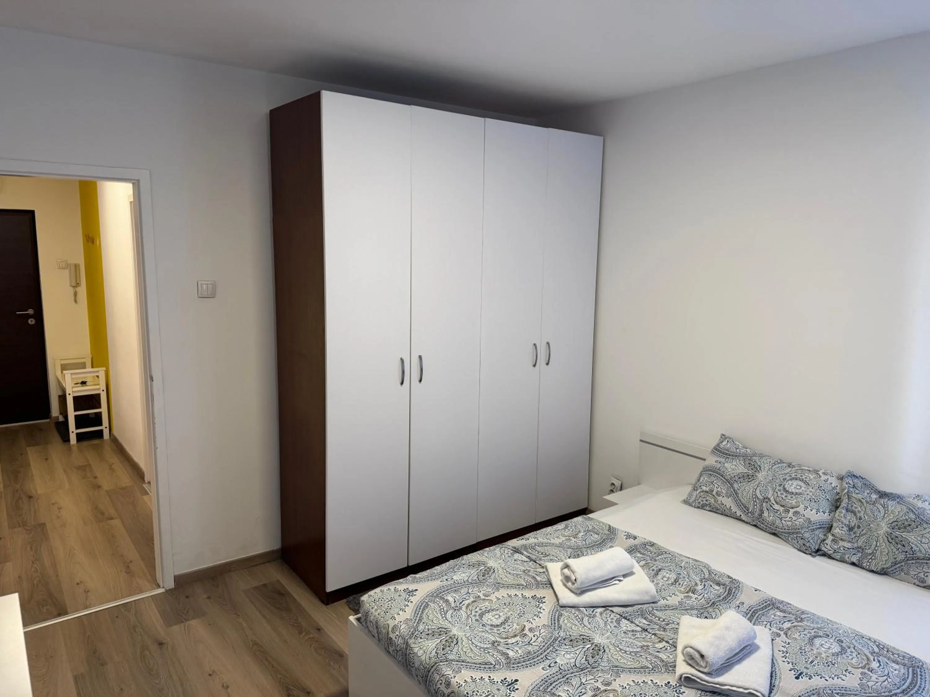 Bedroom, Bed in Central Park Apartments