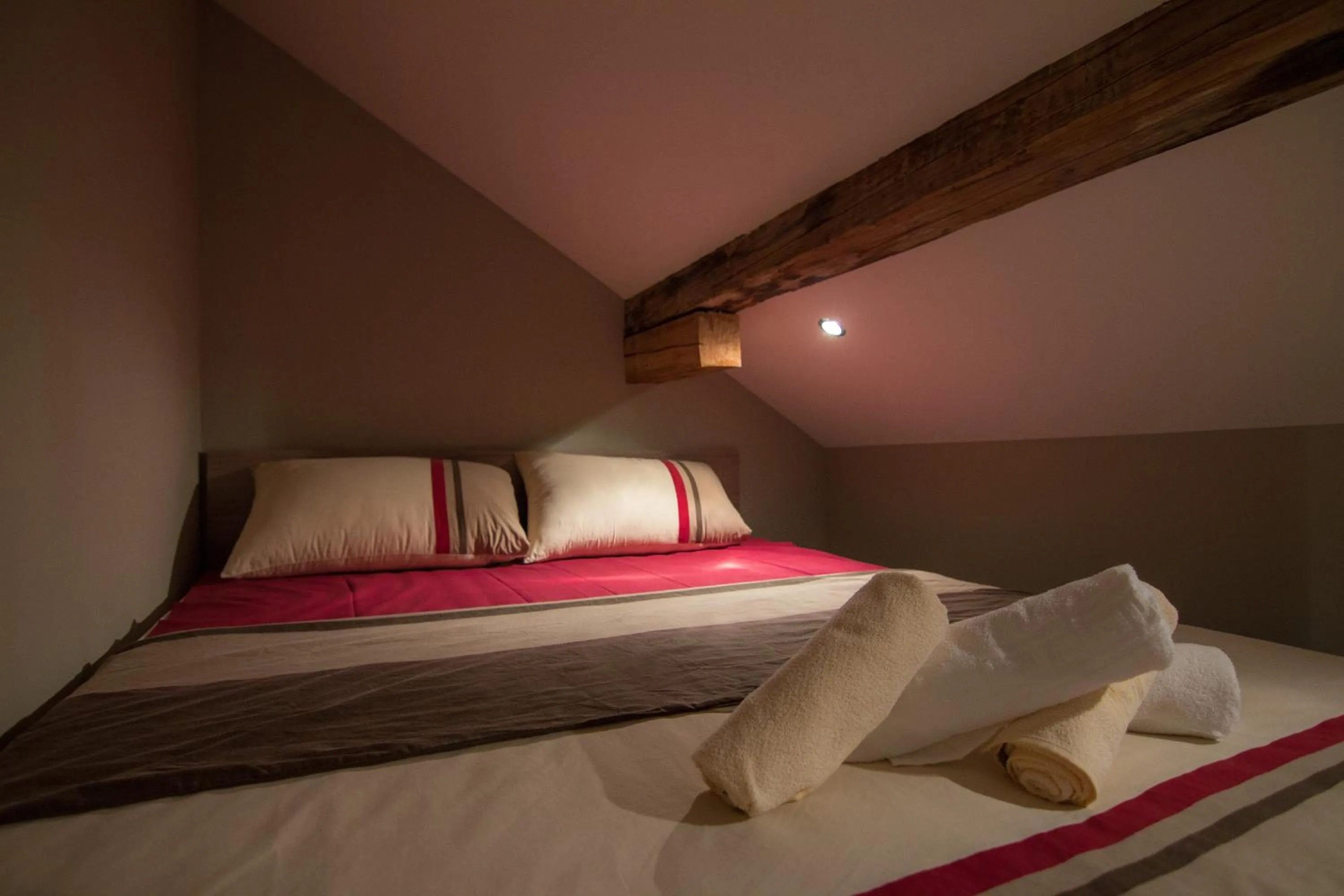 Bedroom, Bed in Central Park Apartments