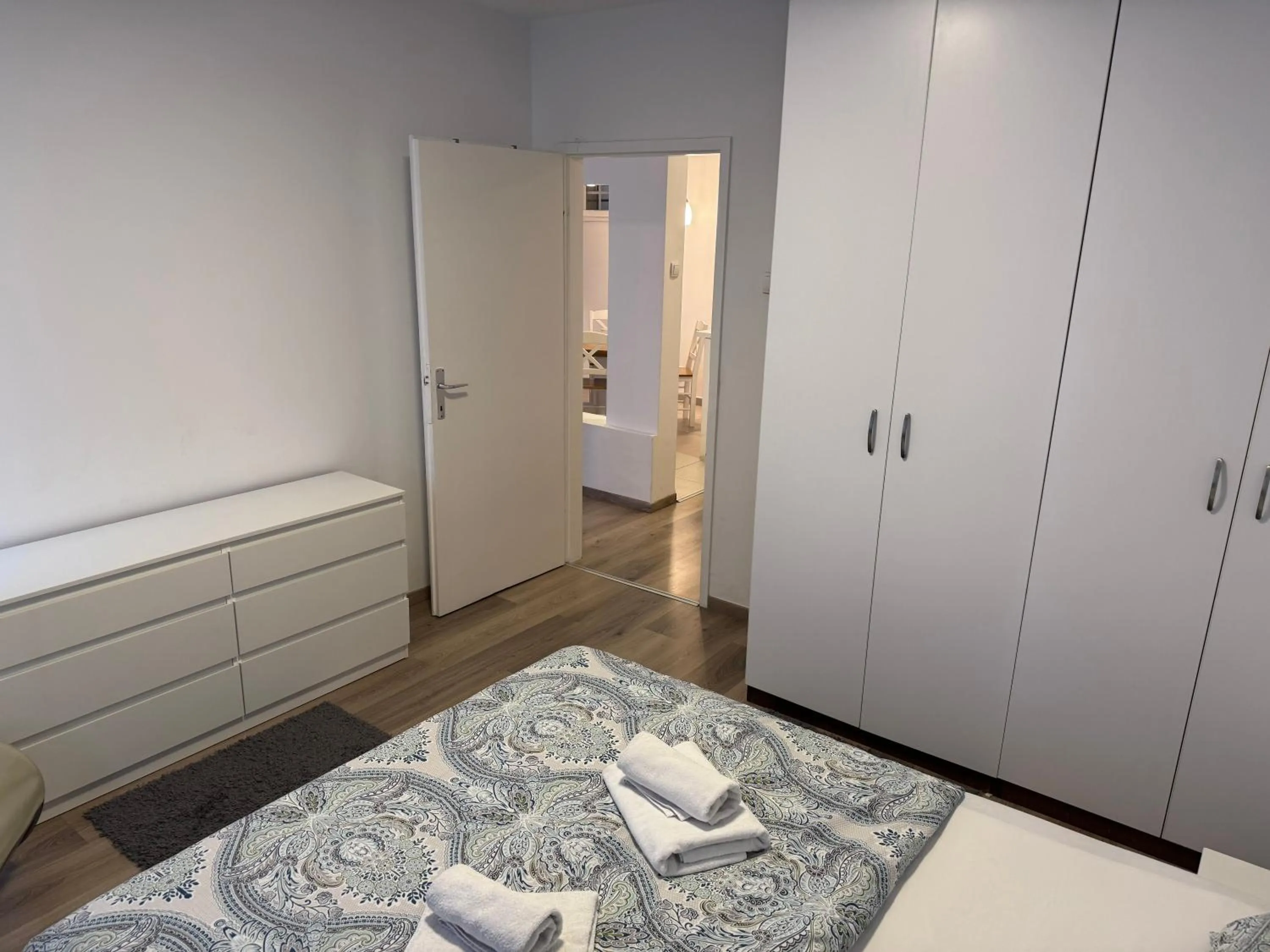 Bedroom, Bed in Central Park Apartments