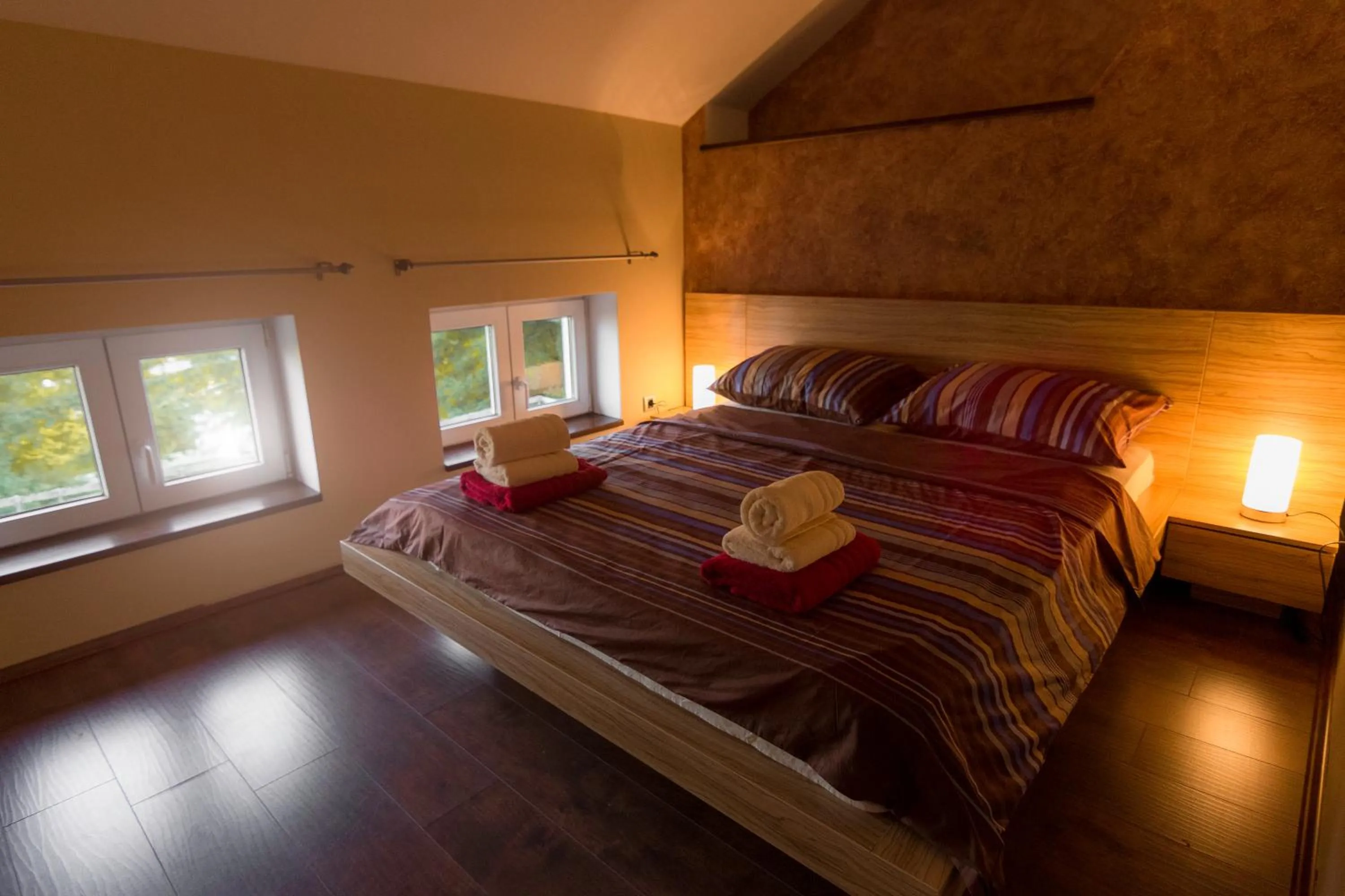 Bedroom, Bed in Central Park Apartments