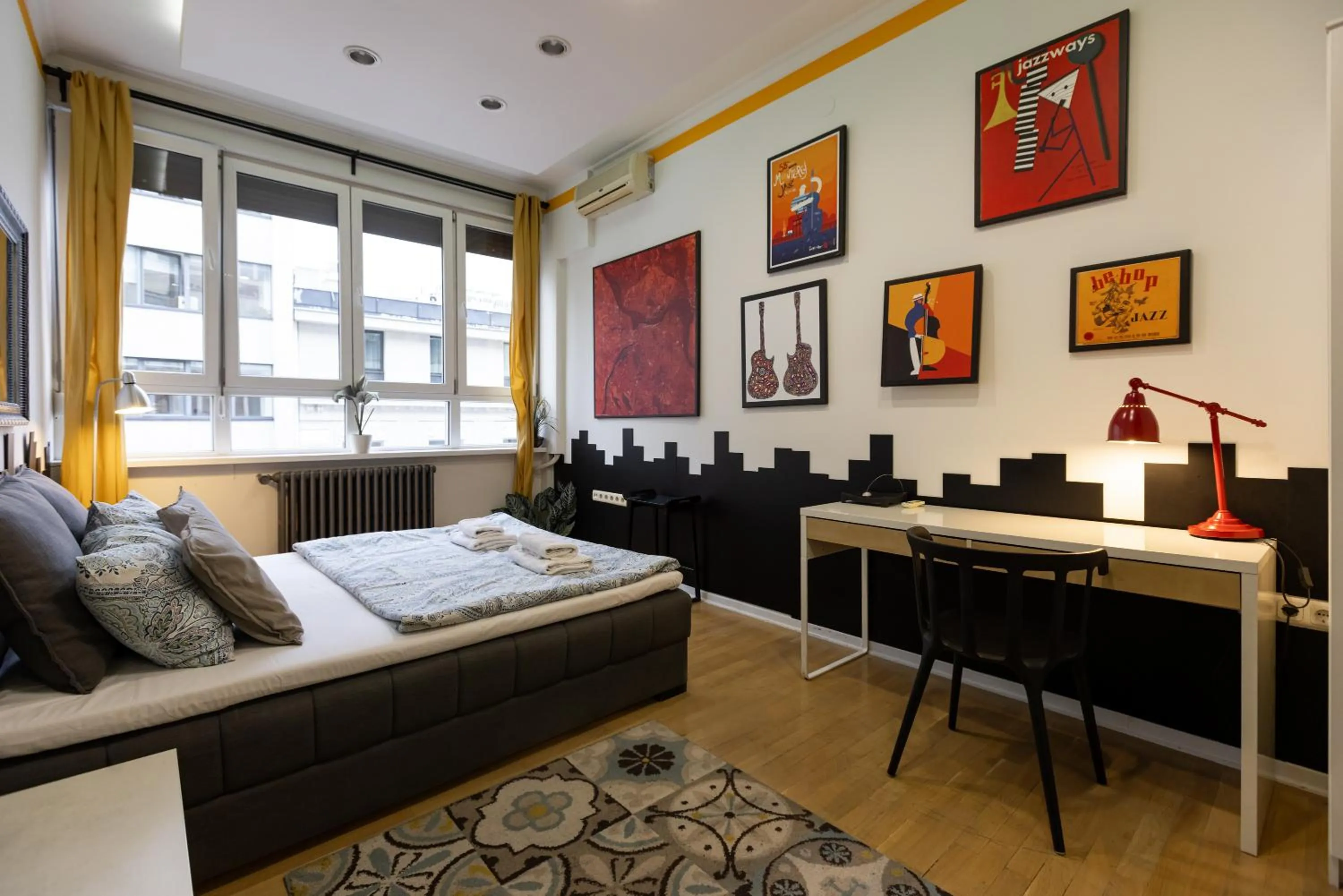 Bedroom, Bed in Central Park Apartments