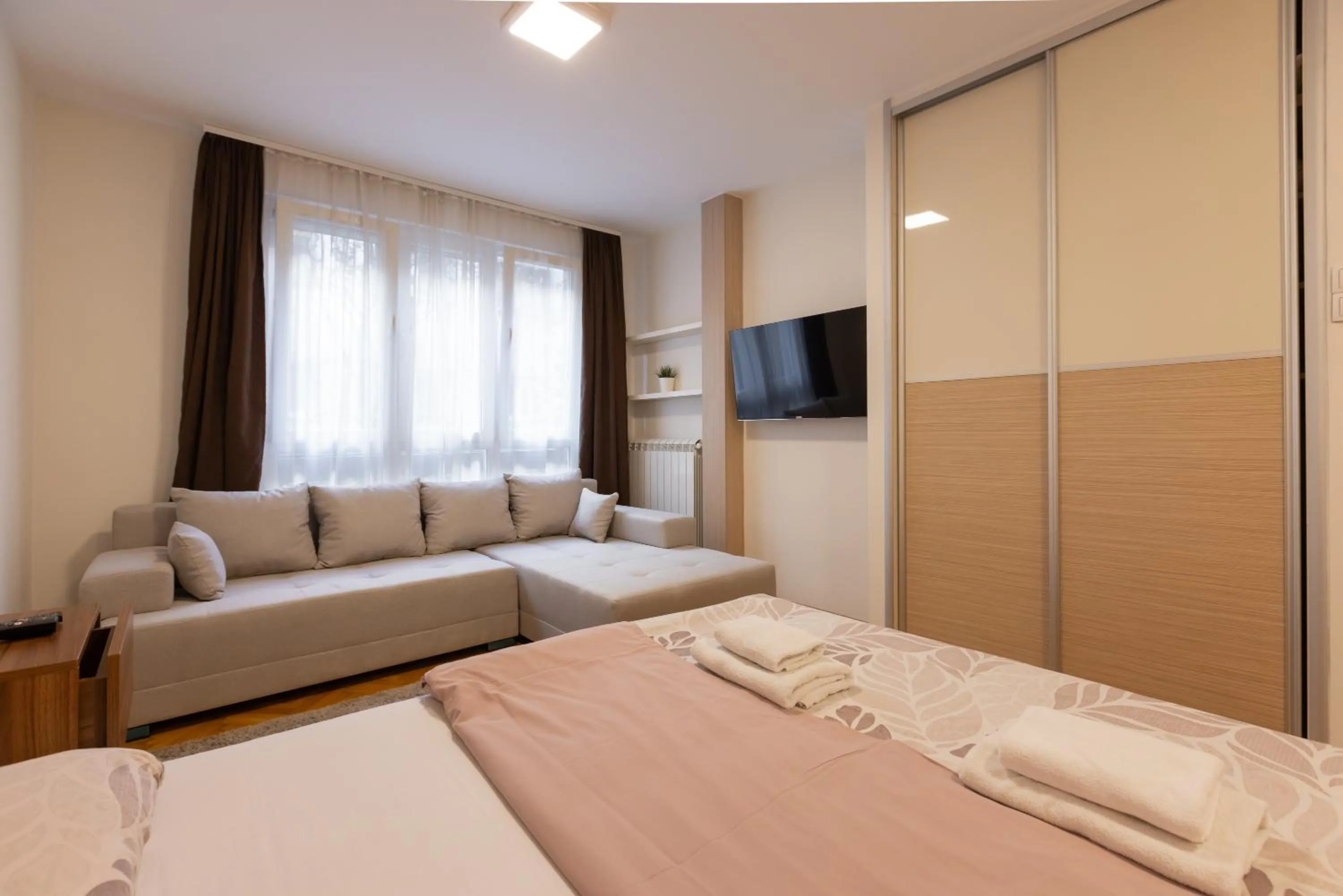 Seating area, Bed in Central Park Apartments