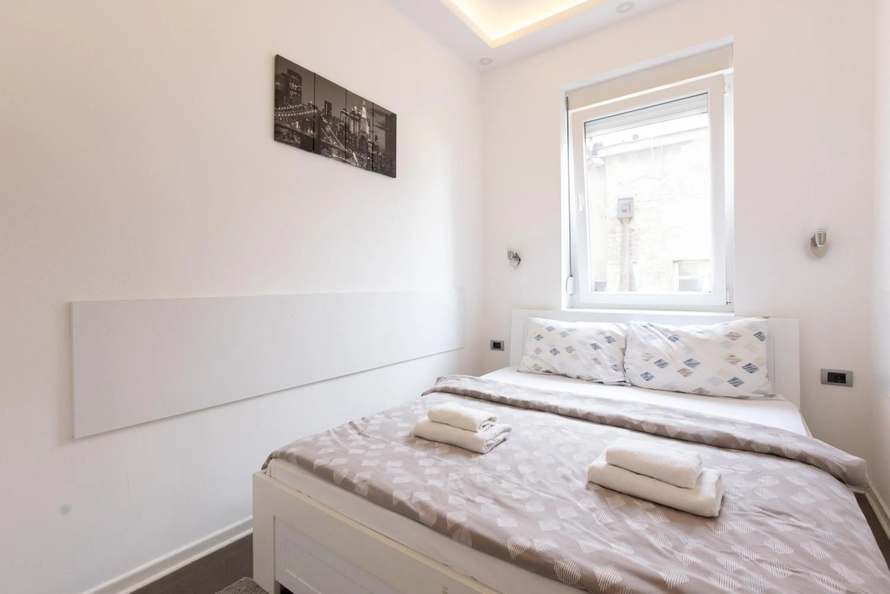 Bedroom, Bed in Central Park Apartments