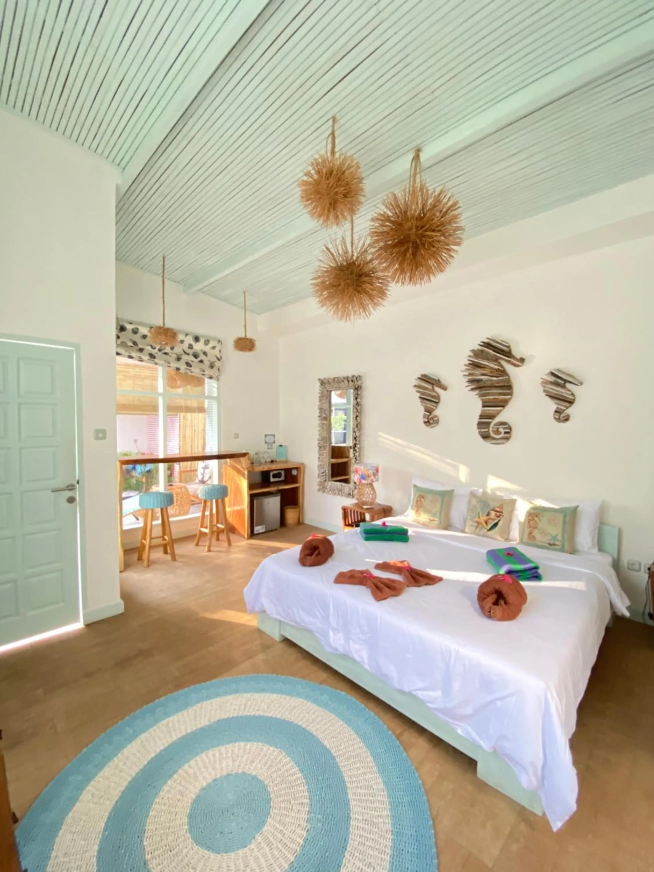 Photo of the whole room, Bed in Flamingo