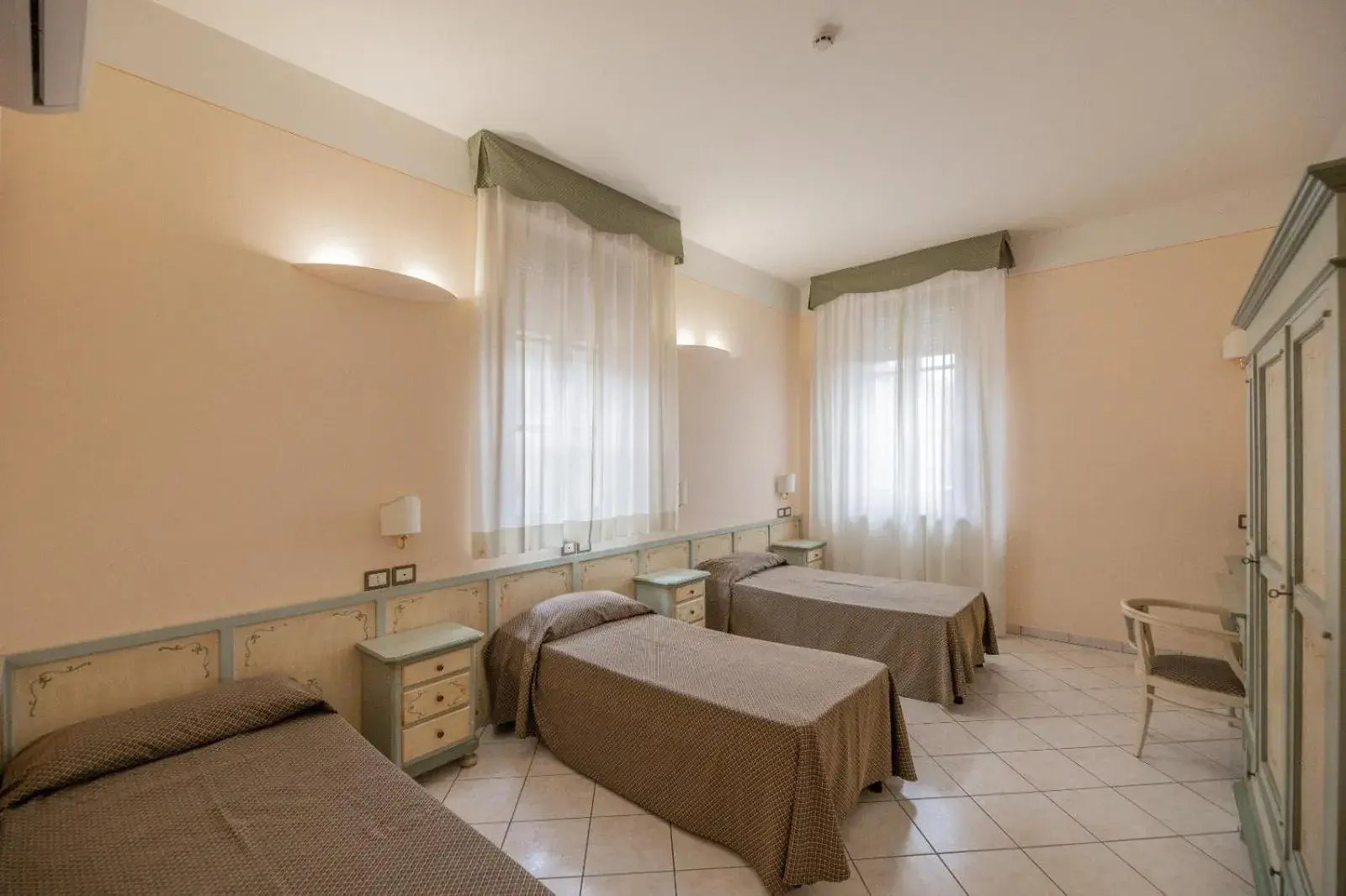 Triple Room - Disability Access in Villa Santa Margherita - Albergo Triple Room - Disability Access in Villa Santa Margherita - Albergo