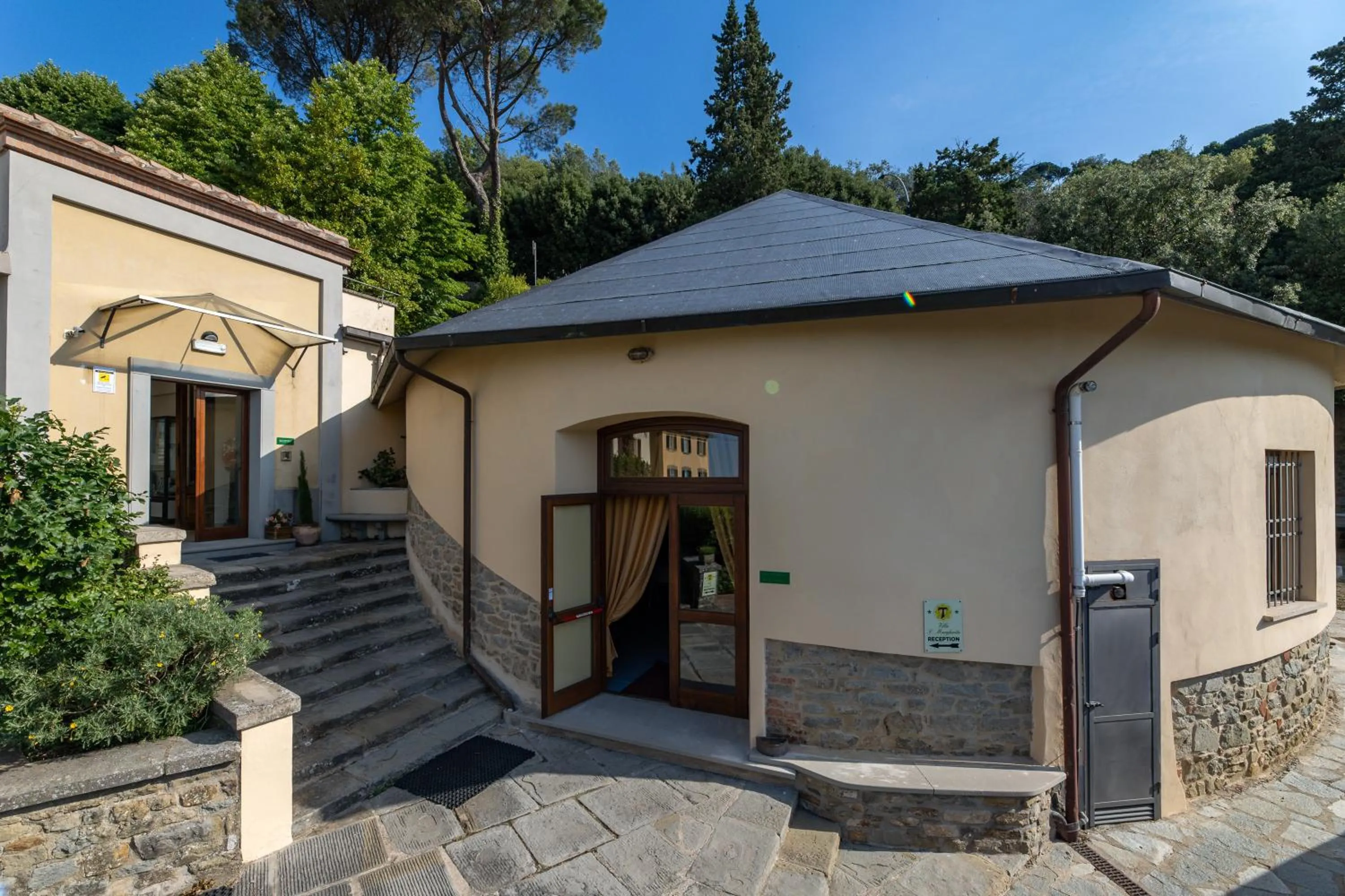 Facade/entrance in Villa Santa Margherita - Albergo