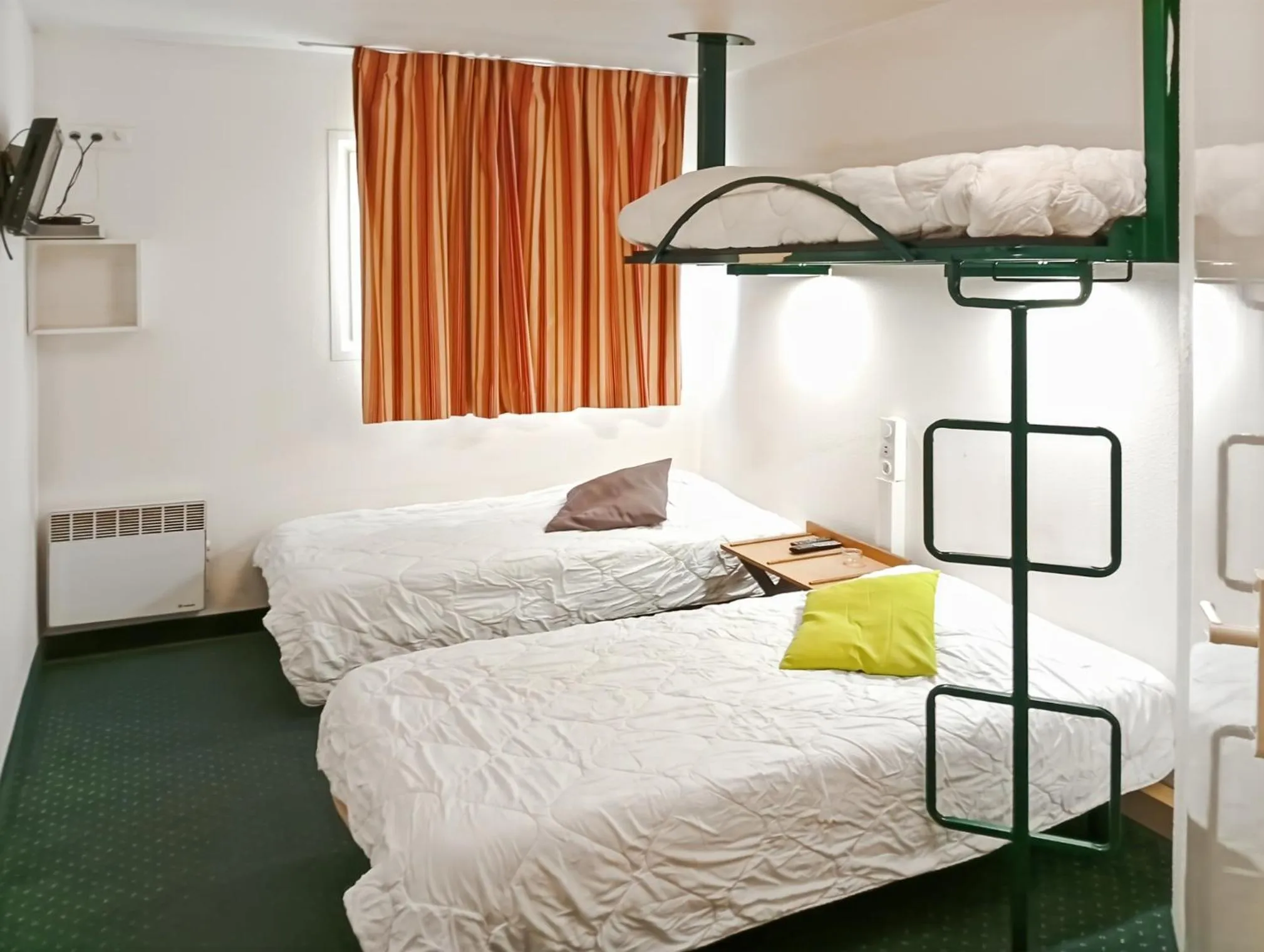 Bed in Good Night Hotel