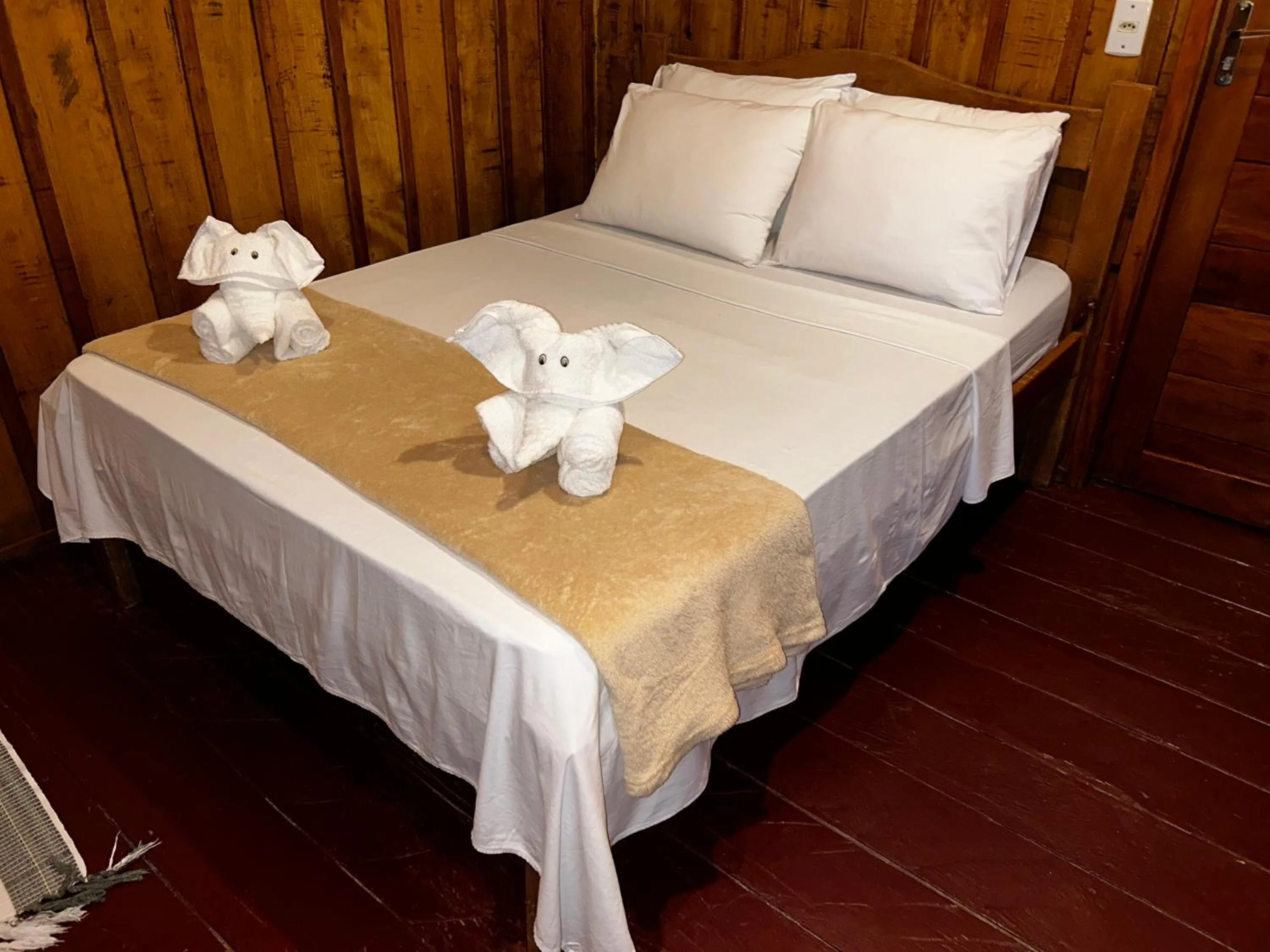Bed in Vista do Lago Jungle Lodge