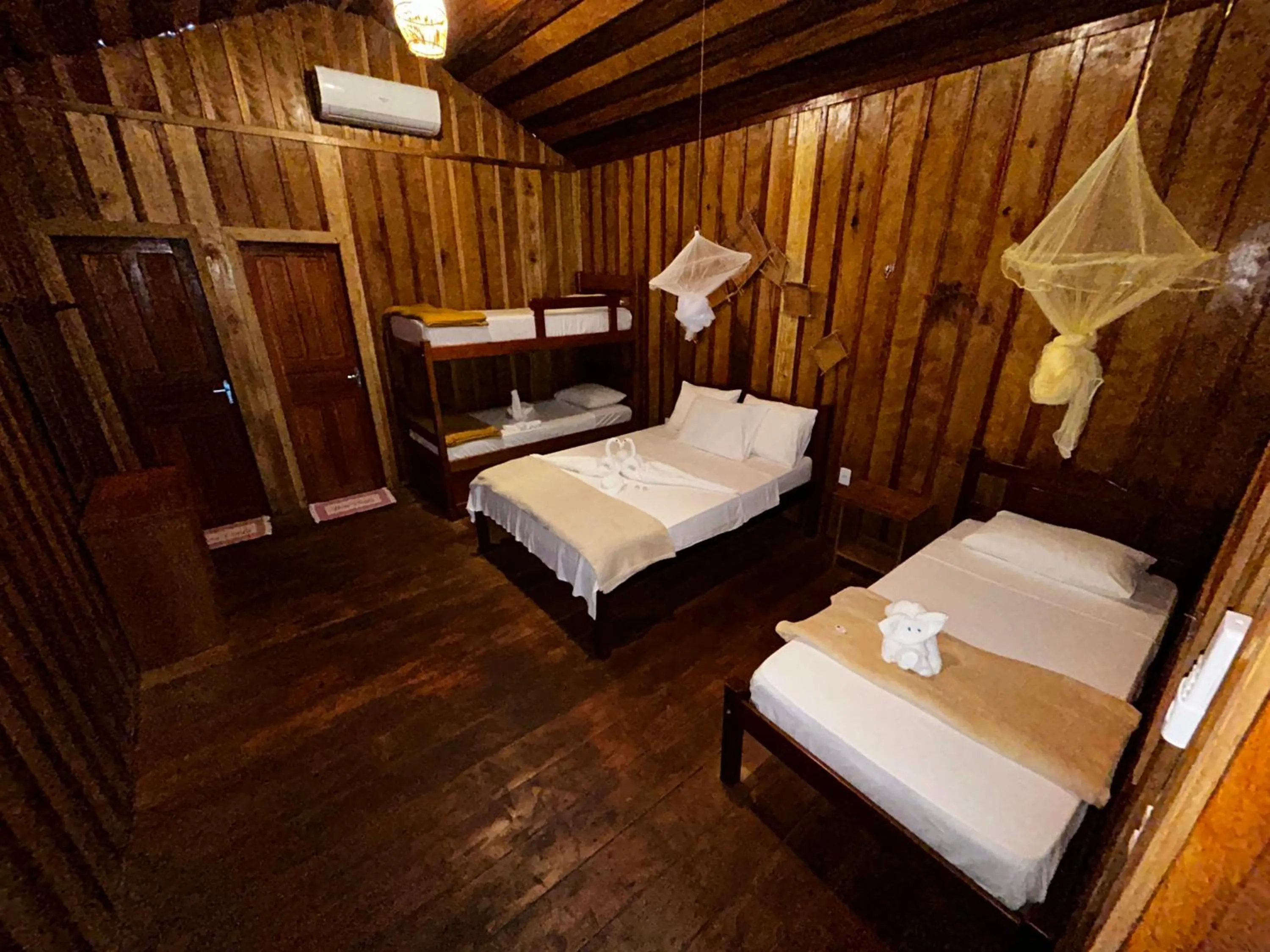 Bed in Vista do Lago Jungle Lodge