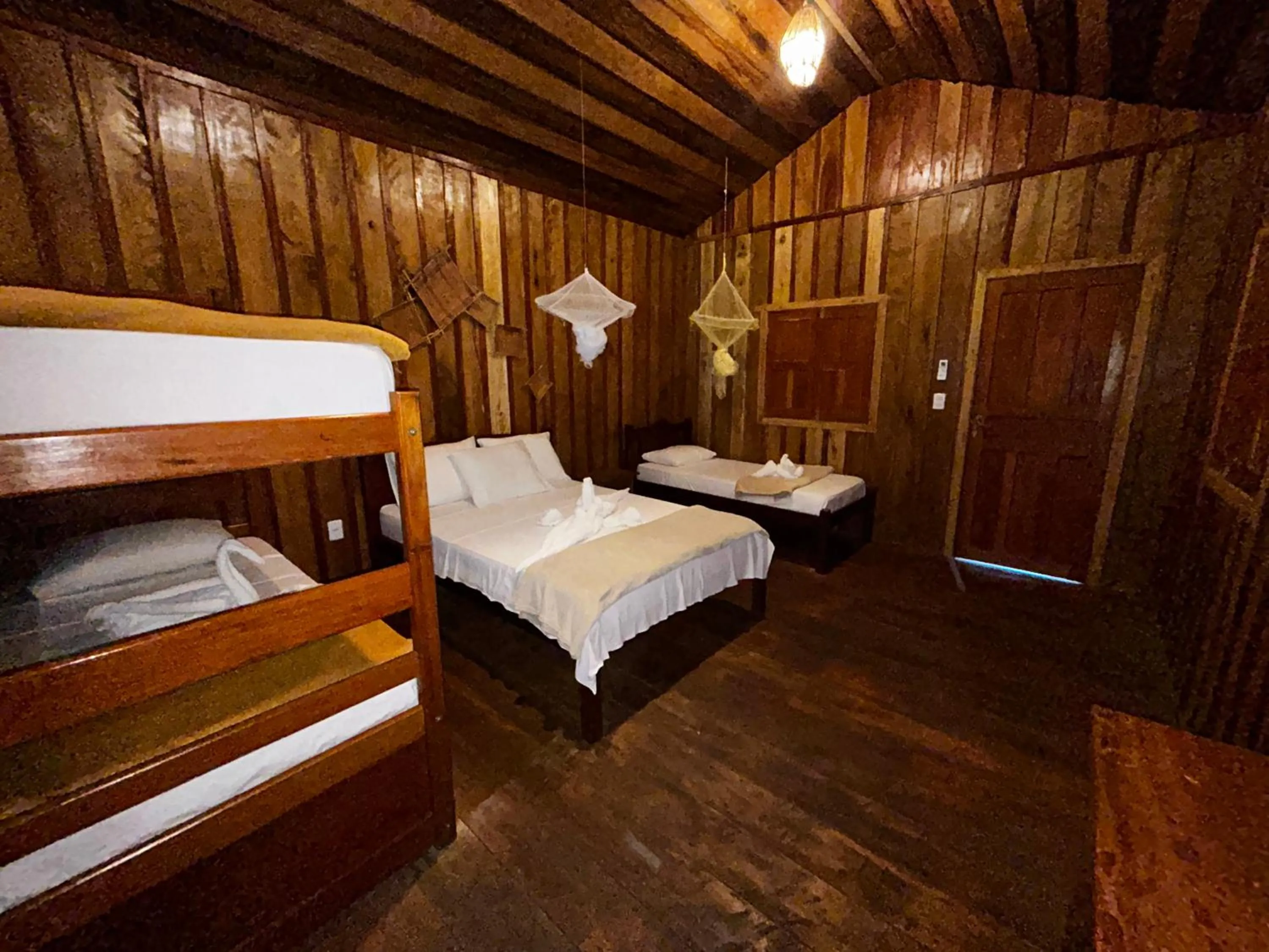 Bed in Vista do Lago Jungle Lodge