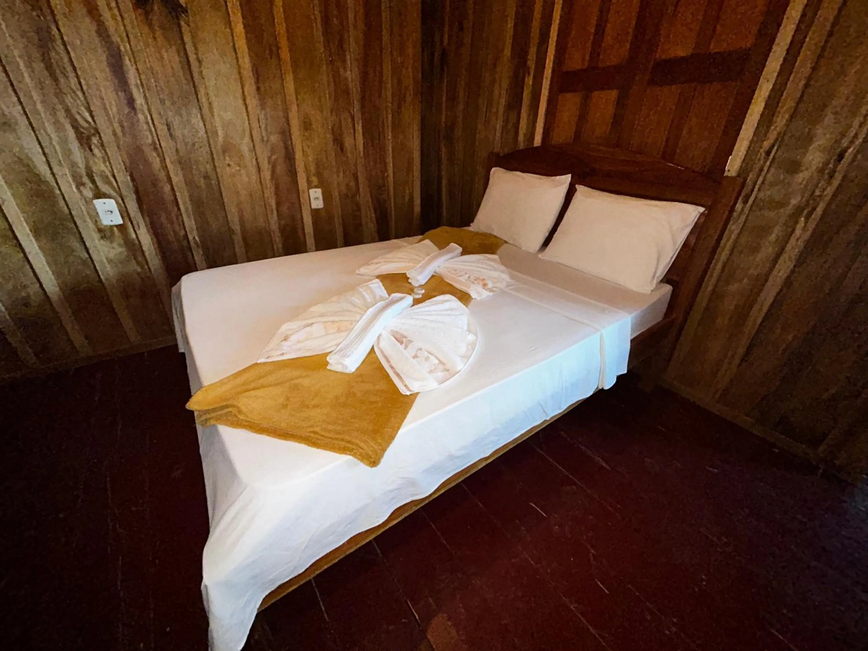 Bed in Vista do Lago Jungle Lodge