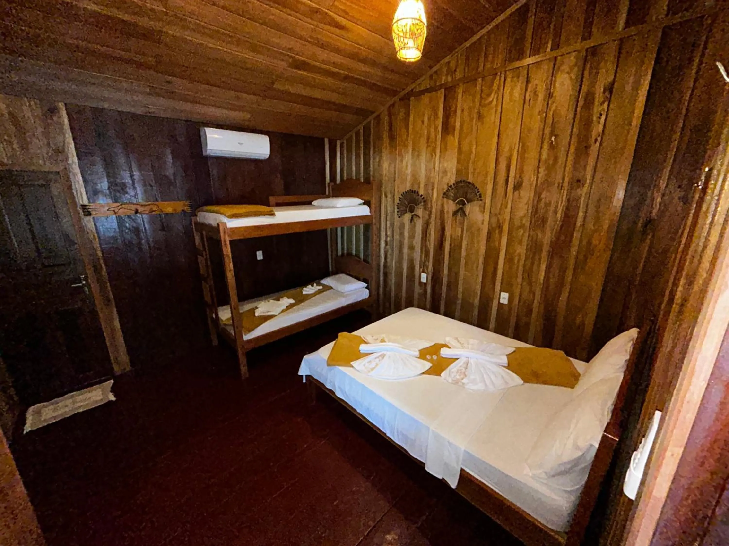 Bed in Vista do Lago Jungle Lodge